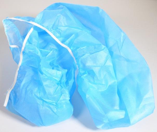Hygieneschutz, sog. PP+PE Beinstützenabdeckung, Foto siehe Anlage,
- flachliegend annähernd oval; laut Antrag in zwei Größen: mit den Abmessungen von 90 cm x 30 cm
  x 15 cm beziehungsweise 40 cm x 65 cm x 15 cm,
- aus ca. 0,3 mm dicken, einfarbigen einseitig (Innenseite) mit einer Kunststofffolie (kein Zellkunststoff;
  laut Antrag Polyethylen) laminierten Vliesstoffen der Position 5603 aus laut Antrag Polypropylen (syn-
  thetische Chemiefasern),
- am Rand mit einem angenähten, elastischen Band verengt (u. a. dadurch konfektioniert),
- dient laut Antrag als Hygieneschutz für Beinstützen, z. B. in Arztpraxen.

"Andere Ware zur Innenausstattung (Hygieneschutz), aus Spinnstoffen, keine Ware der Position 9404,
 aus Vliesstoffen, aus synthetischen Chemiefasern"