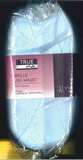 Garne, sog. Wolle Big Magic, Art. 8658859 und 8658453, Foto siehe Anlage,
- laut Antrag im Knäuel und mit einer bedruckten Papierbanderole umhüllt, 
- mit einer Länge von laut Antrag 1200 m und einem Gewicht von ca. 400 g, somit in Aufmachung
  für den Einzelverkauf,
- laut Untersuchungsergebnis:
-- gefärbt,
-- gezwirnt, mit einer S-Drehung als letzter Drehung, u. a. somit kein Nähgarn,
-- aus synthetischen Spinnfasern (laut Antrag Polyacryl), somit keine Ware der Unterposition 5511 30,
-- mit einem Titer von ca. 3333 dtex, somit kein Bindfaden.

"Garne aus synthetischen Spinnfasern, kein Nähgarn, in Aufmachungen für den Einzelverkauf, mit einem
 Anteil an synthetischen Spinnfasern von mehr als 85 GHT"