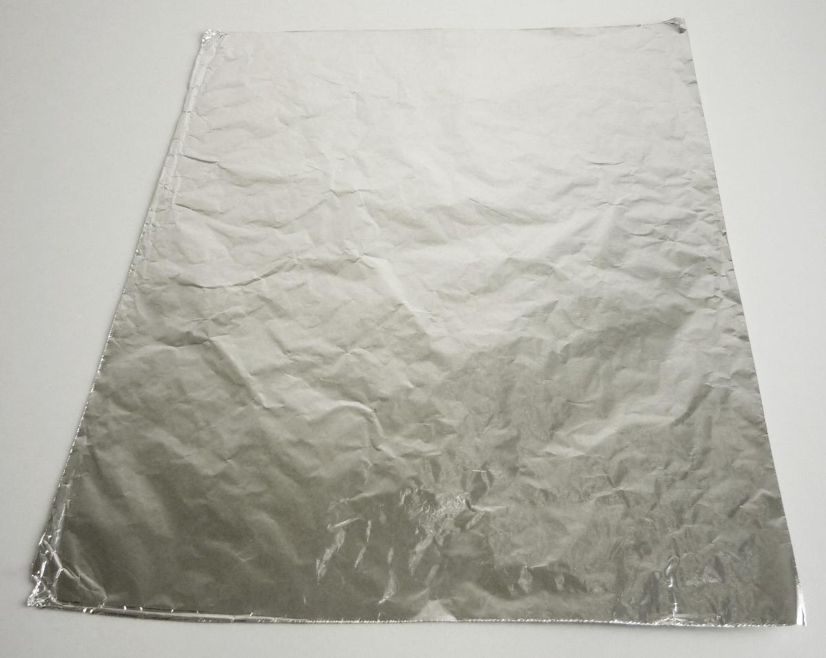 Folie aus Aluminiumlegierung

Bei der Ware handelt es sich um Folien aus einer Aluminiumlegierung (Alloy/Temper 8079/O), laut Datenblatt Aluminium-Converter Folie (ACF), mit einer Dicke von 7 µm, aufgerollt, mit einer Breite von ca. 880 mm und Längen von ca. 50000 m.
Die Großrollen werden im Inland nach Kundenwunsch zu kleineren Breiten geschnitten und dann zu Rollen in handelsüblicher Laufmeterlänge konfektioniert. Die Folie kann auch bedruckt, laminiert oder beschichtet werden. Üblicherweise wird die Ware zum Verpacken von Lebensmitteln verwendet.

Derartige Waren sind als Folien und dünne Bänder, aus Aluminium mit einer Dicke (ohne Unterlage) von 0,2 mm oder weniger, ohne Unterlage, nur gewalzt, mit einer Dicke von weniger als 0,021 mm, andere, für andere Verwendungszwecke als als Aluminium-Haushaltsfolie, mit einer Dicke von 0,007 mm oder mehr, jedoch weniger als 0,008 mm, auch weichgeglüht, in den TARIC-Code 7607 1119 60 einzureihen.