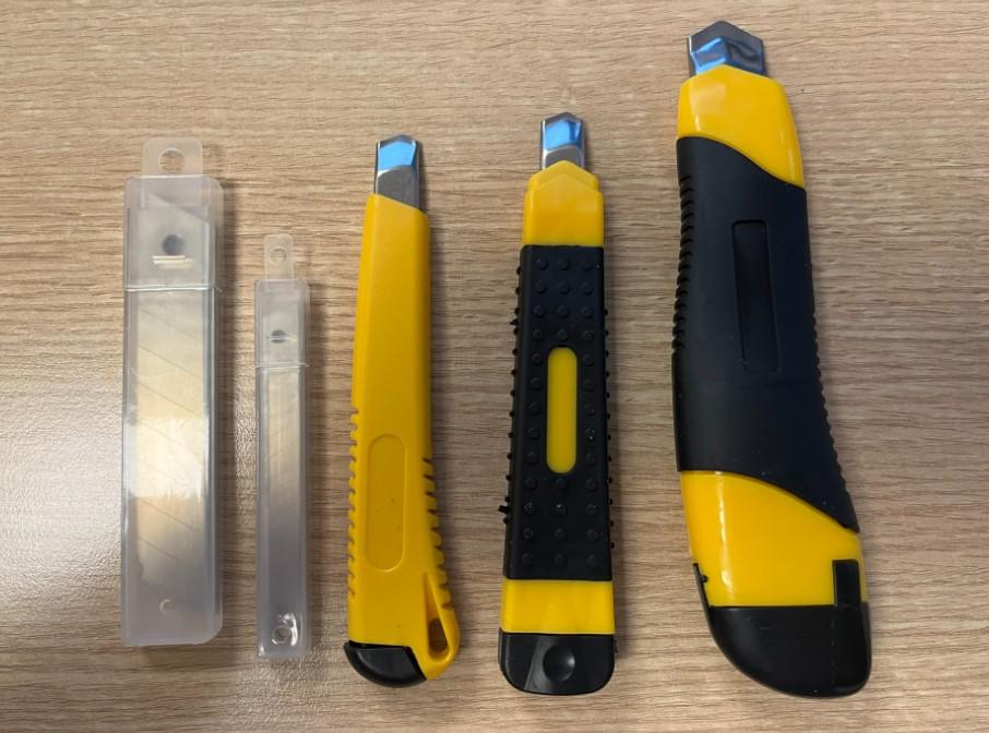 "Cutter-Messer-Set"

Warenzusammenstellung in Aufmachung für den Einzelverkauf, bestehend aus

- drei Cuttermessern in unterschiedlichen Größen, mit eingesetzten, schneidenden, nicht
  feststehenden, mit diagonalen Sollbruchstellen versehenen Klingen aus unedlem Metall

- - jeweils in einem Gehäuse aus Kunststoff mit einer Klingenführungsschiene aus unedlem
    Metall sowie einem Klingenschieber mit Feststellmechanik und steckbarer Abschlusskappe
    aus Kunststoff

- - Cuttermessergrößen: 16﻿,﻿5 x 4 cm, 14﻿,﻿0 x 2﻿,﻿6 cm, 13﻿,﻿5 x 2﻿,﻿5 cm, Klingenbreiten: 9 und 18 mm

- 10 Ersatzklingen mit Klingenbreite 9 mm und 10 Ersatzklingen mit Klingenbreiten 18 mm, jeweils 
  aus unedlem Metall

- gemeinsam in einer Blisterverpackung verpackt

- die Cutter bestimmen im Hinblick auf den Wert und die Bedeutung für die Verwendung den
  Charakter der Warenzusammenstellung (UPos 8211 9300).

Abbildungen siehe Anlagen.

Derartige Erzeugnisse gehören als "Messer mit schneidender, nicht feststehender Klinge aus
unedlem Metall, kein Messer der Position 8208" zur Codenummer 8211 9300 00 0 des Zolltarifs.