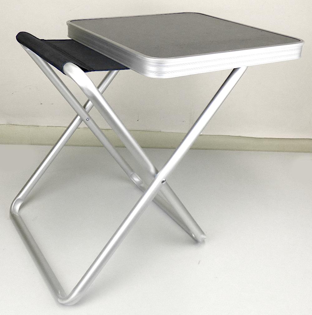 Es handelt sich bei dem sog. „Hocker ohne Tischplatte, Artikel 72110" um ein ca. 38,5 cm x 26, 5 cm x 47 cm (L x B x H) großes Sitzmöbel, im Wesentlichen bestehend aus einem zusammenklappbaren Metallgestell aus vier diagonal angeordneten, mittig kreuzenden Beinen, über die am oberen Ende eine Bespannung aus Spinnstoff angebracht ist.

Das Erzeugnis ist dazu bestimmt, auf den Boden gestellt zu werden und dient der Ausstattung von z.B. Terrassen oder Gärten.
Die Ware wird als "anderes als von der Position 9402 und den Unterpositionen 9401 10 bis 9401 69 erfasstes Sitzmöbel, mit Gestell aus Metall, ungepolstert" eingereiht.