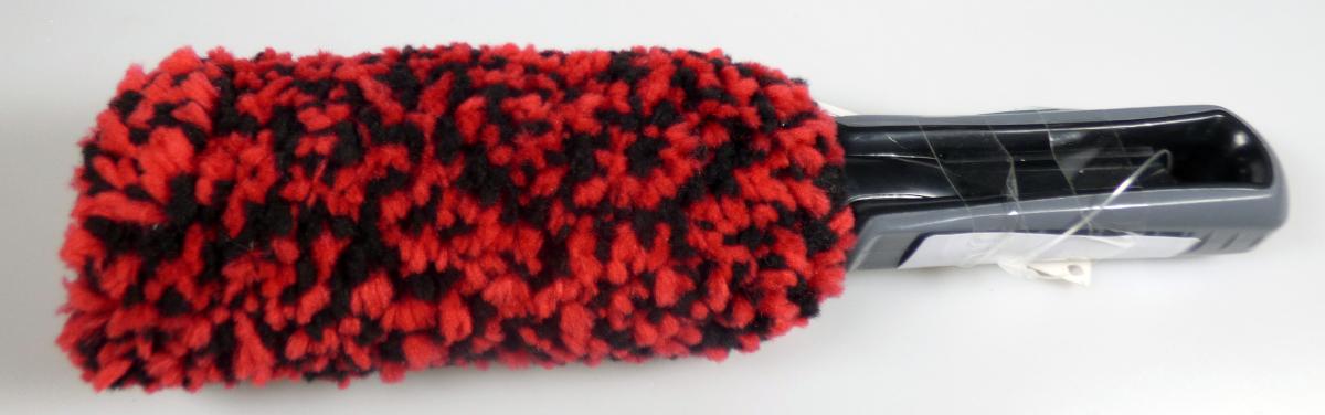Bei der als "Felgenbürste" (Artikel-Nr.: 18765) bezeichneten Ware handelt es sich um einen Mopp, bestehend aus textilen Kordeln (Microfaser), die an einem stabilen gummierten Handgriff rundum befestigt sind. Das Reinigungsgerät besitzt eine Gesamtlänge von 25 cm.
Das Erzeugnis dient dem Reinigen von u.a. Autofelgen.

Die Ware ist als "Mopp" einzureihen.