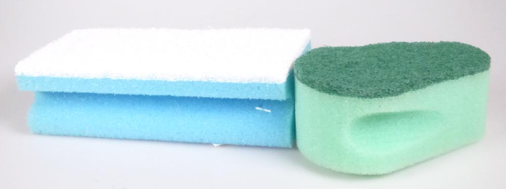 Angaben:
Ergoschwamm und Putzschwamm; Material: PU-Schaum (Schwamm), Polyester (Scrubber).

Warenbeschaffenheit:
Birnenförmiger, grüner Schwamm (Abmessungen: ca. 10 x 7 x 4 cm) aus zelligem Material, einseitig mit einer grünen Vliesschicht versehen und quaderförmiger blauer Schwamm (Abmessungen: ca. 15 x 7 x 5 cm) mit Griffmulde an den langen Seiten, aus zelligem Material, einseitig mit einer weißen Vliesschicht versehen.

Befund:
Natürliche oder künstliche Schleifmittel, in Pulver- oder Körnerform, auf einer Unterlage aus anderen Stoffen.