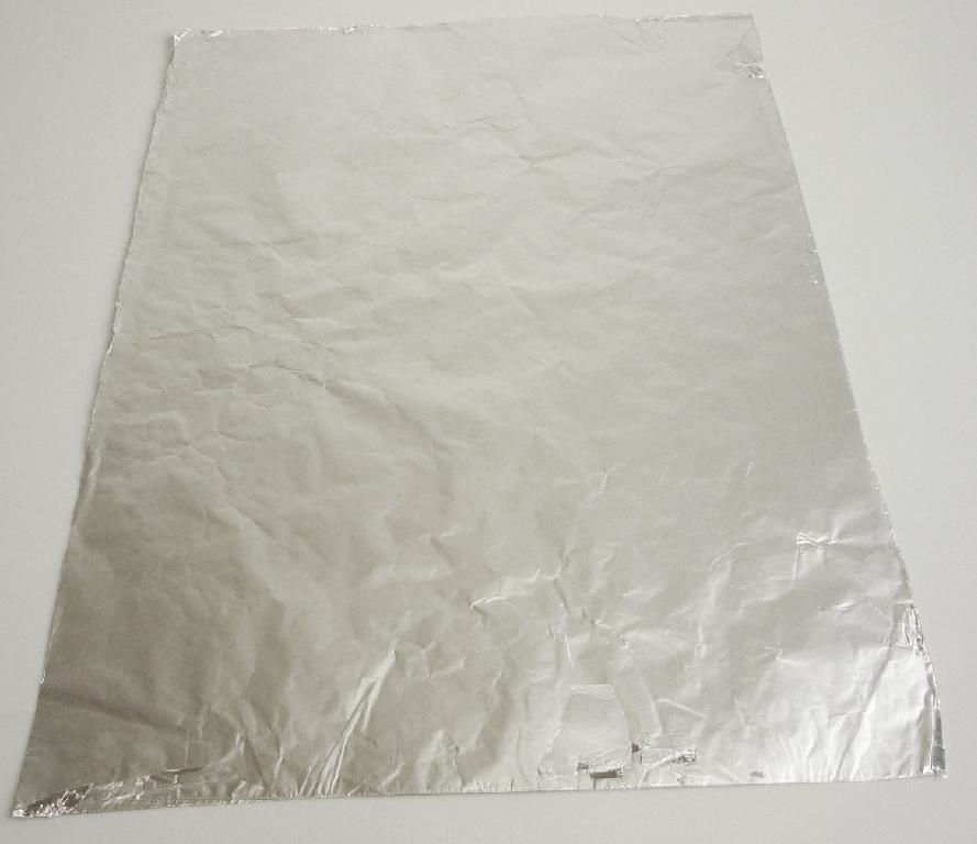 Folie aus Aluminiumlegierung

Bei der Ware handelt es sich um Folien aus einer Aluminiumlegierung (Alloy/Temper 8079/O), laut Datenblatt (Einkaufsspezifikation) um Aluminium-Converter Folie (ACF), mit einer Dicke von 8 µm oder 12 µm, aufgerollt, mit einer Breite von ca. 850 mm und Längen von ca. 50000 m.
Die Großrollen werden im Inland nach Kundenwunsch zu kleineren Breiten geschnitten und dann zu Rollen in handelsüblicher Laufmeterlänge konfektioniert. Die Folie kann auch bedruckt, laminiert oder beschichtet werden. Üblicherweise wird die Ware zum Verpacken von Lebensmitteln verwendet.

Derartige Waren sind als Folien und dünne Bänder, aus Aluminium mit einer Dicke (ohne Unterlage) von 0,2 mm oder weniger, ohne Unterlage, nur gewalzt, mit einer Dicke von weniger als 0,021 mm, andere, für andere Verwendungszwecke als als Aluminium-Haushaltsfolie, mit einer Dicke von wenigstens 0,008 mm oder mehr, jedoch nicht mehr als 0,018 mm, in Rollen mit einer Breite von mehr als 650 mm, auch weichgeglüht, in den TARIC-Code 7607 1119 60 einzureihen.