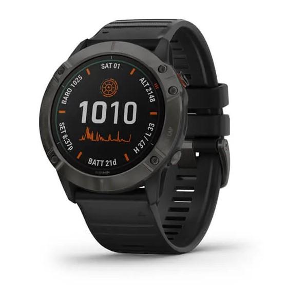 Es handelt sich um eine Warenzusammenstellung aus einem Fitnesstracker in Form einer zusammengesetzten Ware (charakterbestimmend insbesondere aufgrund der Bedeutung für die Verwendung) und einem USB-Ladekabel, die gemeinsam mit einer Bedienungsanleitung in einer Verkaufsverpackung für den Einzelverkauf aufgemacht sind.

Das Erzeugnis besteht aus einem Display, Bluetooth-Funkmodul, GPS/GNSS/GALILEO- Empfänger, Prozessor, Arbeits- und Festspeicher, Sensoren (Herzfrequenz, Beschleunigung), Lautsprecher, Vibrationsmotor und einem Akkumulator in einem runden Gehäuse aus Kunststoff mit Bedienknöpfen, spezifischem Ladeanschluss und einem Armband. Die Ware kann durch die Messung von Herzfrequenz, Blutsauerstoffgehalt, Schrittzahl und weiteren Bewegungen als Aktivitätstracker verwendet werden. Im Falle eines durch die Sensoren möglicherweise aufgezeichneten Unfalles kann eine automatisierte Nachricht mit der aktuellen Position an einen voreingestellten Kontakt per SMS oder E-Mail versendet werden. Daneben verfügt sie über eine Uhr und eine Stoppuhr. Eine Bluetoothverbindung ermöglicht es, auf einem Host-Gerät eingehende Nachrichten anzuzeigen und aufgenommene Trainingsdaten auf das Host-Gerät zu übertragen.

Darüberhinausgehende Kommunikationsfunktionen wie eine Freisprecheinrichtung, die Beantwortung der angezeigten Nachrichten oder die Annahme/Ablehnung von Anrufen auf dem Host-Gerät sind nicht möglich. Bei der o.g. Ware handelt es sich um eine zusammengesetzte Ware aus einer Uhr, einem Aktivitätstracker und einem Kommunikationsgerät. Keiner dieser Bestandteile bestimmt den Charakter der zusammengesetzten Ware, so dass die Einreihung in die zuletzt genannte Position der gleichermaßen in Betracht kommenden Positionen erfolgt.

Das Erzeugnis ist als "Armbanduhr, mit Gehäuse aus Kunststoff, elektrisch betrieben, nur mit optoelektronischer Anzeige" einzureihen.