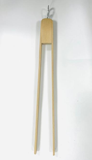 Grillzange aus Buchenholz mit Flaschenöffner, Art. 796731
(Abbildung siehe Anlage)
- aus zwei u-förmig verbundenen Holzschenkel aus Buchenholz
  (lt. Antragsteller) zum Greifen von Brat-/Grillgut, am oberen
  Ende mit einem Flaschenöffner (Kapselheber) aus unedlem
  Metall ausgestattet,
- zur Verwendung in der Küche, beim Grillen oder bei Tisch.

Der Charakter der zusammengesetzten Ware wird hinsichtlich des
Umfangs und des Wertes durch die Grillzange aus Holz bestimmt.

"Holzware zur Verwendung bei Tisch oder in der Küche, nicht aus Bambus,
nicht aus tropischem Holz (zusammengesetzte Ware aus Holzgrillzange
-charakterbestimmend- und Flaschenöffner); sog. Grillzange"