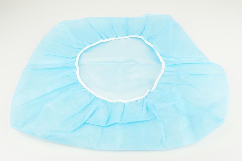 Hygieneschutz, sog. PP Kopfstütz-Bezug, Foto siehe Anlage,
- flachliegend annähernd rund; mit einem Durchmesser von ca. 43 cm,
- aus ca. 0,3 mm dicken, einfarbigen einseitig (Innenseite) mit einer Kunststofffolie (kein Zellkunststoff;
  laut Antrag Polyethylen) laminierten Vliesstoffen der Position 5603 aus laut Antrag Polypropylen (syn-
  thetische Chemiefasern),
- am Rand mit einem angenähten, elastischen Band verengt (u. a. dadurch konfektioniert),
- dient laut Antrag als Hygieneschutz für Kopfstützen, z. B. in Arztpraxen.

"Andere Ware zur Innenausstattung (Hygieneschutz), aus Spinnstoffen, keine Ware der Position 9404,
 aus Vliesstoffen, aus synthetischen Chemiefasern"