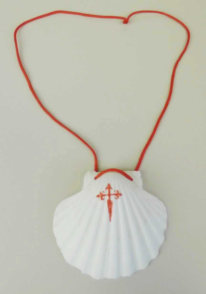 Bei der sog. "Jakobsmuschel" handelt sich um ein ca. 11 x 10 cm (B x H) großes, natürliches Muschelgehäuse (sog. Jakobsmuschel), mit regelmäßiger Zeichnung. Das augenscheinlich gereinigte Erzeugnis ist mit zwei Bohrlöchern versehen und auf dem Muschelrücken mit einem aufgemalten roten Kreuz verziert. Zusätzlich ist die Ware mit einer durch die Bohrlöcher geführten Spinnstoffkordel ausgestattet.

Das in Luftpolsterfolie verpackte Erzeugnis ist als "Ware aus bearbeitetem, tierischen Schnitzstoff, andere als von der Unterposition 9601 10 erfasst" einzureihen.