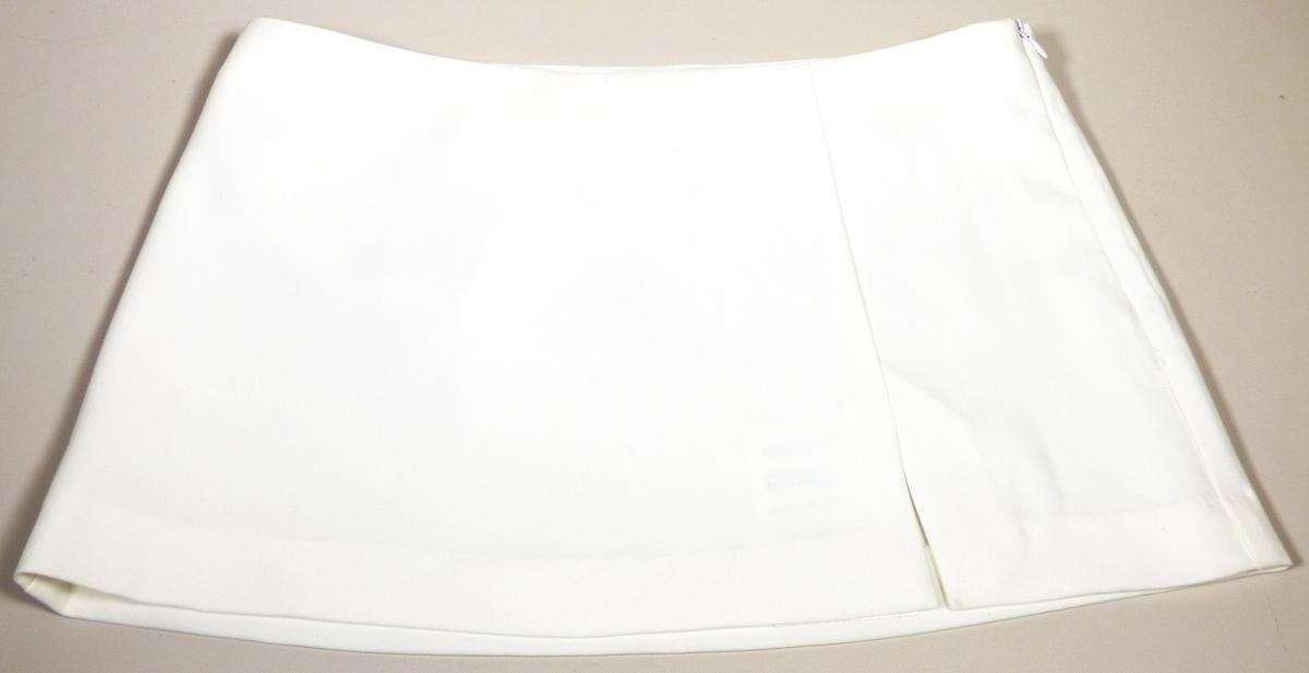 Rock, Style 767507581, Größe S, Foto siehe Anlage,
- aus ca. 0,7 mm dicken, einfarbigen Geweben aus laut Antrag 72 % Polyester, 6 % Elasthan (beides
  synthetische Chemiefasern) und 22 % Viskose (künstliche Chemiefasern),
- in getragenem Zustand über den Schritt reichend (Seitenlänge flachliegend gemessen: ca. 30 cm),
- im Bereich der Hüfte abschließend (tiefer Sitz), 
- seitlich mit einer ca. 13 cm langen Öffnung mit Reißverschluss,
- vorn seitlich mit einem ca. 8 cm hoch reichenden Schlitz,
- am unteren Rand durch Umschlagen und Festnähen gesäumt,
- kann ohne ein weiteres, den Unterkörper bedeckendes Kleidungsstück getragen werden und stellt
  sich damit als Rock dar, somit keine andere Kleidung.

"Rock, aus Geweben, für Frauen, aus synthetischen Chemiefasern, nicht nach dem Batik-Verfahren
 handbedruckt"