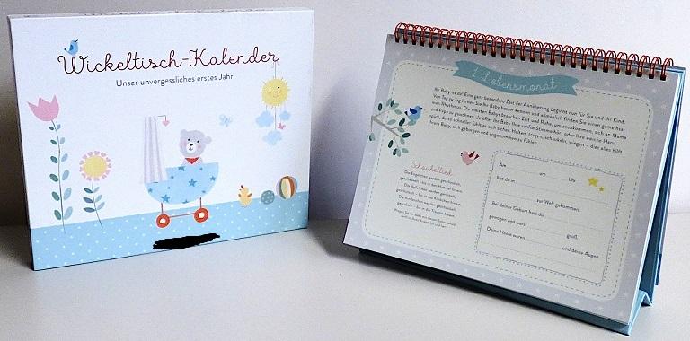 Es handelt sich um ein drahtkammgeheftetes Druckerzeugnis (Querformat: etwa 25,0 x 21,0 cm), ein sog. Wickeltisch-Kalender (Artikel 72492), mit einem Vorderdeckel aus farbig bedrucktem Kartonpapier und einem als Hinterdeckel dienenden, aufklappbaren Dreieckaufsteller aus mit farbig bedrucktem Papier überzogener Pappe. Das Erzeugnis enthält 14 farbig bedruckte Blätter aus Kartonpapier, die hinteren zwei sind mit einer Abbildung und der Überschrift "Besondere Momente" zum handschriftlichen Eintragen bedruckt. Die vorderen 12 sind schauseitig mit kurzen Texten zum Entwicklungsstand im jeweiligen Lebensmonat im ersten Lebensjahr eines Kindes und  mit Anregungen (z. B. Schaukellied, Fingerspiel, Singspiel) bedruckt. Daneben können Eintragungen (z. B. Lieder, die wir dir vorsingen ..., Deine Größe ..., Am liebsten probierst du am Tisch ...) vorgenommen werden. Die Rückseiten sind farbig mit Abbildungen und einer Überschrift (z. B. 8. Lebensmonat - Fotogalerie) bedruckt und sind zum Aufkleben von Fotos bestimmt. Das Erzeugnis ist in einen mit farbig bedrucktem Papier beklebten Pappschuber eingeschoben.

Abbildung siehe Anlage.

Derartige Waren gehören als "durch Text charakterisierte, zum Lesen bestimmte broschierte Druckerzeugnisse, auch illustriert" zur Codenummer 4901 99 00 00 9 des Zolltarifs.