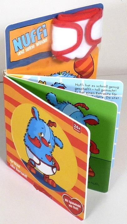 Artikel: 64038
Es handelt sich um ein gebundenes Buch aus mit bedrucktem Papier überzogener Pappe für Kinder ab 24 Monaten (Format: etwa 15,9 x 22,8 cm, Umfang: 12 Seiten, Klebebindung). Es enthält im Wesentlichen eine zum Lesen bestimmte, reich bebilderte, fortlaufende Geschichte über das Plüschtier Nuffi und seine Windel. An einer nach oben verlängerten Buchseite ist eine Puppenwindel aus Spinnstoffen befestigt, diese kann durch Einkerbungen dem darunter abgebildeten Plüschtier angezogen werden. Der verlängerte Bereich mit der Puppenwindel ist zum Schutz mit einem Kunststoffband überzogen. 

Abbildung siehe Anlage.

Derartige Waren gehören als "durch Text charakterisierte, zum Lesen bestimmte Bücher, auch illustriert" zur Codenummer 4901 99 00 00 9 des Zolltarifs, da es sich um eine aus verschiedenen Bestandteilen zusammengesetzte Ware handelt, deren wesentlicher Charakter nach dem Umfang und der Bedeutung für die Verwendung durch das Buch bestimmt wird.