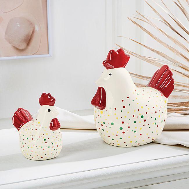 Andere keramische Ziergegenstände, sog. Figur Huhn, 2er-Set, Foto siehe Anlage,
- glasierte, weiße, innen hohle Hühner mit grünen, gelben und roten Punkten;
  mit rotem Kamm und Bart versehen,
- in unterschiedlichen Größen,
- in den Abmessungen: 20 cm (Höhe) x 18,5 cm (Länge) x 12,3 cm (Breite) bzw.
  12 cm (Höhe) x 10 cm (Länge) x 7,4 cm (Breite),
- keramische Erzeugnisse; nach der Formgebung gebrannt; tonmineralhaltiges Material enthaltend,
- nach dem Ergebnis der wissenschaftlichen Untersuchung aus Steingut,
- ohne Hinweise auf Handarbeit,
- in einem Karton verpackt.

"Andere keramische Ziergegenstände, aus Steingut, nicht handgearbeitet"