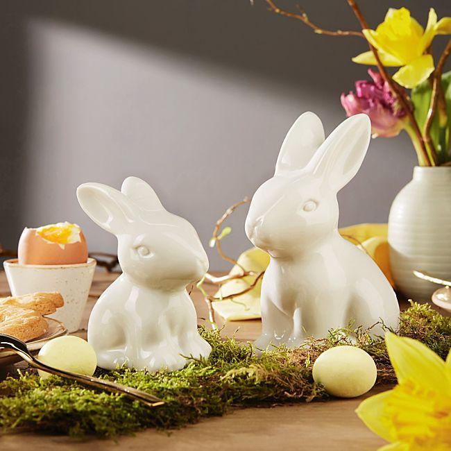 Andere keramische Ziergegenstände, sog. Figur Hase, 2er-Set, Foto siehe Anlage,
- glasierte, weiße, innen hohle, sitzende Hasen in zwei unterschiedlichen Größen,
- in den Abmessungen: 14 cm (Höhe) x 9,7 cm (Länge) x 6,3 cm (Breite) bzw.
  9,4 cm (Höhe) x 7,6 cm (Länge) x 5,3 cm (Breite),
- keramische Erzeugnisse, nach der Formgebung gebrannt, tonmineralhaltiges Material enthaltend,
- nach dem Ergebnis der wissenschaftlichen Untersuchung aus Porzellan,
- ohne Hinweise auf Handarbeit,
- in einem Karton verpackt.

"Keramische Ziergegenstände, aus Porzellan, nicht handgearbeitet"