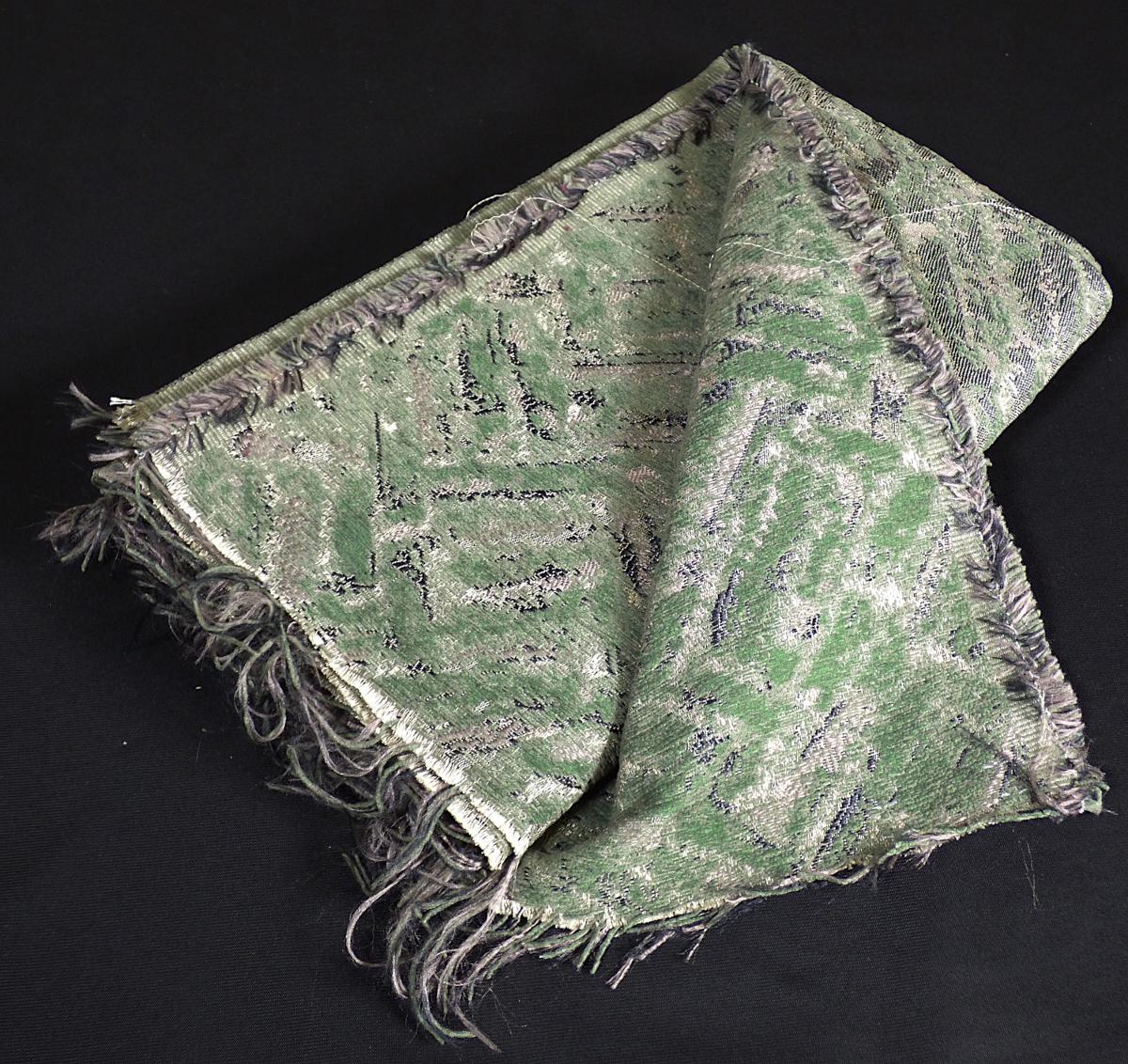 Gewebe, sog. Möbelbezugsstoff, Art. Vinson, Foto siehe Anlage,
- als Meterware, mit einer Breite von laut Antrag 150 cm,
- laut Untersuchungsergebnis:
-- aus ungezwirnten und nicht hochfesten Garnen:
--- mit Kettgarnen aus synthetischen Filamenten (laut Antrag Polyester),
--- mit dickeren Schussgarnen (Chenillegarne) aus synthetischen Spinnfasern (laut Antrag Polyester),
--- mit dünnen Schussgarnen aus synthetischen Filamenten (laut Antrag Polyester),
-- mit einem Gesamtanteil an:
--- synthetischen Filamenten von ca. 60 GHT,
--- synthetischen Spinnfasern von ca. 40 GHT,
-- in Musterbindung,
-- buntgewebt.

"Gewebe aus Garnen aus synthetischen Filamenten, anderes als in den Unterpositionen 5407 10 bis
 5407 84 genannte, buntgewebt"
