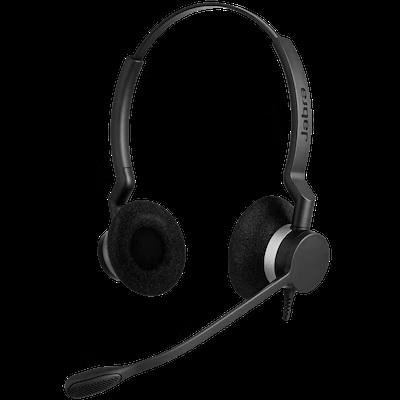 Kopfhörer mit Mikrofon/Headset (Abbildung siehe Anlage)
- aus zwei Lautsprechern (Hörer) in Gehäusen mit Ohrpolstern an einem verstellbaren
  Kopfbügel, Mikrofon und QD-Anschlusskabel,
- zum Umwandeln elektrischer Tonfrequenzsignale in Schallwellen und zum Umwandeln
  von Schallwellen in elektrische Tonfrequenzimpulse nach Anschluss an verschiedene
  Geräte über den QD-Anschluss,
- zusammen mit Beipack (Kurzanleitung, Garantiekarte, Warnhinweise) in einer gemeinsamen
  Verkaufsumschließung.
Der Kopfhörer mit Mikrofon bestimmt den Charakter der Warenzusammenstellung.

"Kopfhörer kombiniert mit Mikrofon, in Warenzusammenstellung in Aufmachung für den Einzelverkauf mit nicht charakterbestimmendem Beipack"