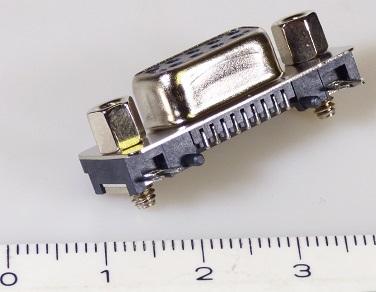 D-Sub-Steckverbinder,
- aus einem spezifisch geformten, mit Metall ummantelten Thermoplast - Gehäuse,
  mit einem 9-poligen D-Sub-Stecker auf der Vorderseite und
- der entsprechenden Anzahl von abgewinkelt herausgeführten Kontakten zur
  Leiterplattenmontage auf der Rückseite,
- für eine Spannung bis 500 V,
- zum Herstellen einer elektrischen Verbindung durch Einstecken des entsprechendes
  Gegenstückes (female), nach der Montage auf einer Leiterplatte.

Die Ware ist als "elektrisches Gerät zum Verbinden von elektrischen Stromkreisen, für
eine Spannung von 1000 V oder weniger, Steckvorrichtung für gedruckte Schaltungen"
einzureihen.

Anlage: eine Abbildung