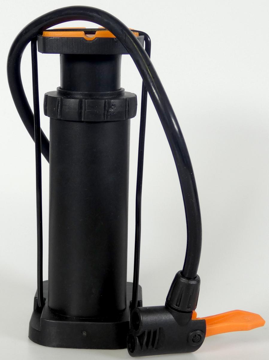 Fußluftpumpe (Abbildung siehe Anlage),
- aus einem Pumpenzylinder mit einer im Zylinder geführten Kolbenstange mit gefedertem
  Kolben und Haltebügel und einem mit Doppelpumpenkopf versehenen Luftförderschlauch,
- zum fußbetätigten Aufpumpen von Fahrradschläuchen, Luftmatratzen und dergleichen.

"Luftpumpen, fußbetrieben, andere als von den TARIC-Codes 8414 2020 00  oder 8414 2080 10 
  erfasst"