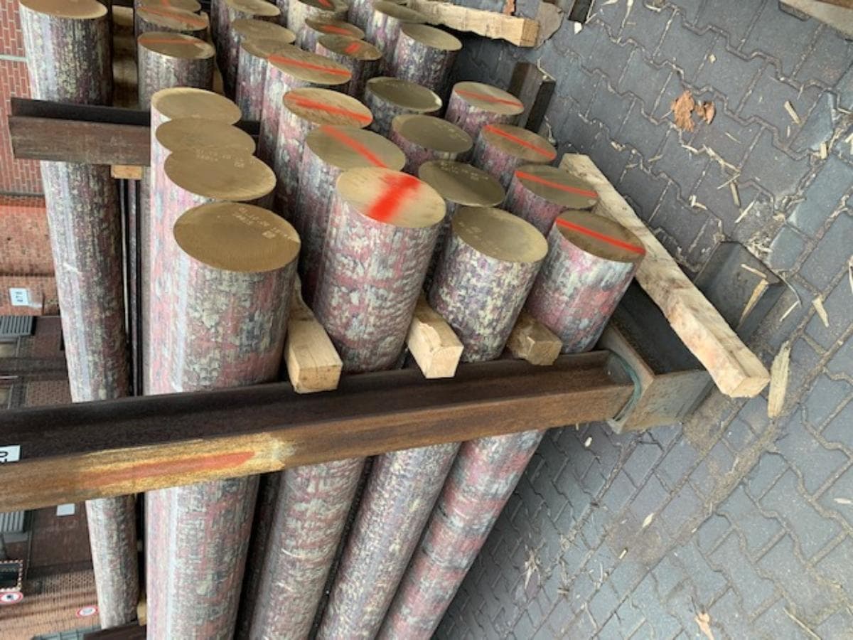 Kupferlegierungen in Rohform

Bei der Ware handelt es sich um im Gussverfahren ohne weitere Bearbeitung hergestellte massive metallische Erzeugnisse mit einem kreisförmigen Querschnitt (Durchmesser ca. 250 mm). Die Waren haben eine Länge von ca. 4000 mm. Die Oberfläche ist rissig, rauh mit Oxidschicht und weist für das Herstellverfahren typische Gießspuren (Strangguss) auf. Den Angaben nach handelt es sich um eine Kupfer-Zink-Legierung mit einem Kupfergehalt von 57 % - 64 %. Der Zink-Gehalt beträgt 32 % - 40 %. Weitere Elemente sind möglich. Die Stangen sind nicht weiter bearbeitet worden.

Die Ware wird nach ihrer stofflichen Beschaffenheit als Kupferlegierungen, in Rohform, Kupferlegierungen, Kupfer-Zink-Legierungen (Messing), in die Unterposition 7403 2100 der Kombinierten Nomenklatur eingereiht.