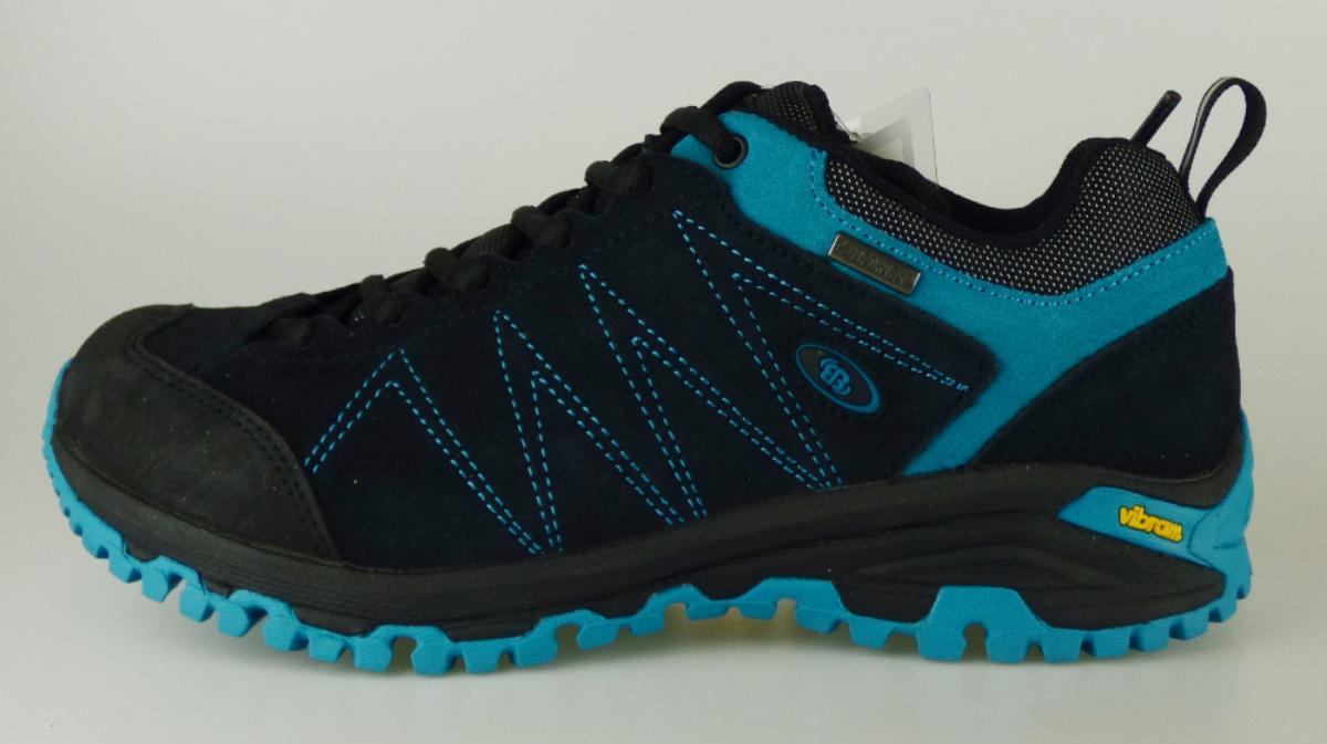 Halbschuhe (lt. Antrag: Freizeitschuhe), Größe 38, Foto siehe Anlage,
- mit Laufsohlen aus (lt. Antrag) Kunststoff; ohne Hauptsohle aus Holz,
- mit Oberteil (geschlossenes Blatt) aus Leder (den größten Teil der Außenfläche bildend), Kunststoff
  und Spinnstoff,
- auf das Oberteil ist ein Verstärkungsteil aus Spinnstoff aufgesetzt,
- mit Schnürsenkelverschluss,
- ohne Metallschutz in der Vorderkappe,
- nicht den Knöchel bedeckend,
- mit einer Länge der Innensohle von ca. 25,8 cm,
- nicht als Männer- oder Frauenschuhe erkennbar.

"Schuhe mit Laufsohlen aus Kunststoff und Oberteil aus Leder, andere als in den Unterpositionen
 6403 1200 bis 6403 9991 genannte, nicht als Männer- oder Frauenschuhe erkennbar, andere als
 in der Unterposition 6403 9993 10 genannte"