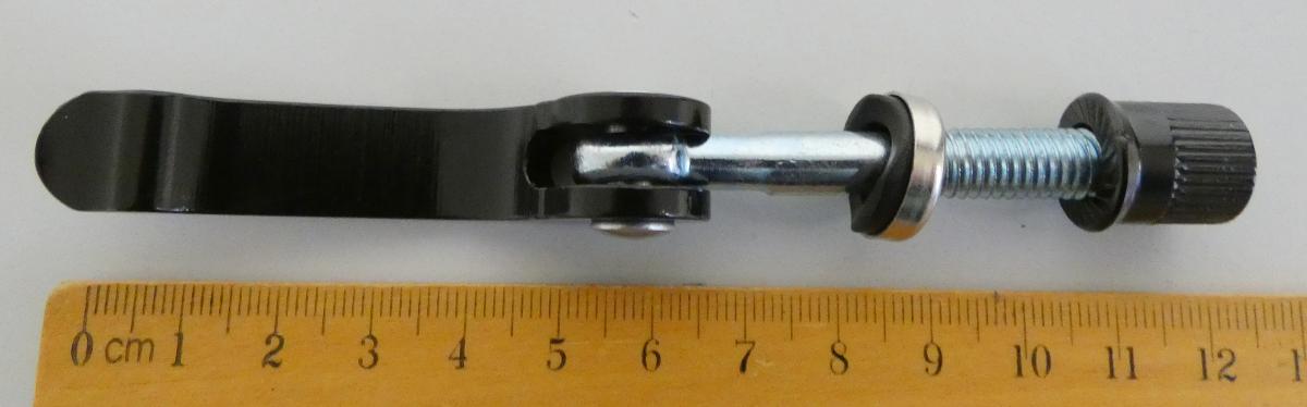 Sattelspanner universal, Foto siehe Anlage, 
- mit einer Gesamtlänge von ca. 120 mm, 
- mit einer Spannachse aus unedlem Metall, 
- an einem Ende mit einem Schnellspannhebel, 
- am anderen Ende mit einem Kopf, 
- wird als Ersatz für die Spannschraube zur Sattelbefestigung in Fahrrädern eingesetzt,
- dient der werkzeuglosen Sattelhöhenverstellung, 
- für den Einzelverkauf auf einer Pappkarte aufgemacht,
- aufgrund der Konzeption (u. a. Form und Abmessungen) erkennbar hauptsächlich zur 
  Verwendung an Fahrrädern des Kapitels 87 bestimmt, somit keine Ware des Abschnitt XV.

"Teil für Fahrräder der Positionen 8711 und 8712 (Sattelspanner)"