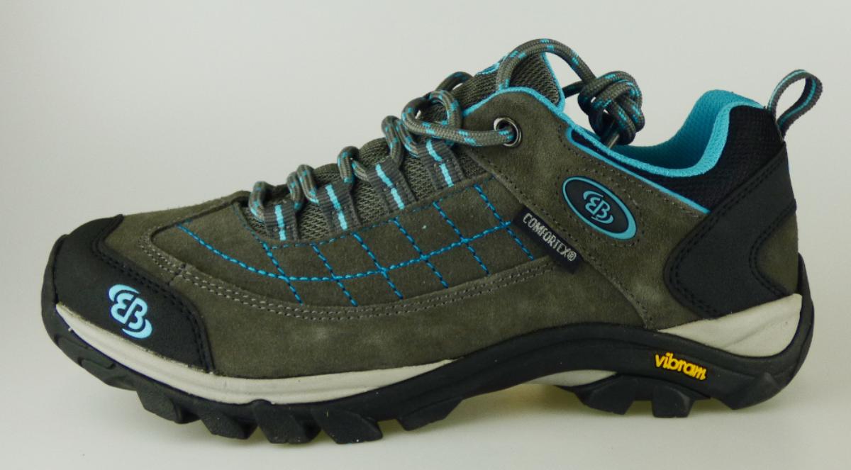 Halbschuhe (lt. Antrag: Freizeitschuhe), Größe 38, Foto siehe Anlage,
- mit Laufsohlen aus (lt. Antrag) Kunststoff; ohne Hauptsohle aus Holz,
- mit Oberteil (geschlossenes Blatt) aus Leder (den größten Teil der Außenfläche bildend), Kunststoff (Spinnstoff mit einer mit bloßem Auge wahrnehmbaren Außenschicht aus Kunststoff) und Spinnstoff,
- auf das Oberteil ist ein Verstärkungsteil aus Spinnstoff aufgesetzt,
- mit Schnürsenkelverschluss,
- ohne Metallschutz in der Vorderkappe,
- nicht den Knöchel bedeckend,
- mit einer Länge der Innensohle von ca. 25,8 cm,
- nicht als Männer- oder Frauenschuhe erkennbar.

"Schuhe mit Laufsohlen aus Kunststoff und Oberteil aus Leder, andere als in den Unterpositionen
 6403 1200 bis 6403 9991 genannte, nicht als Männer- oder Frauenschuhe erkennbar, andere als in der Unterposition 6403 9993 10 genannte"