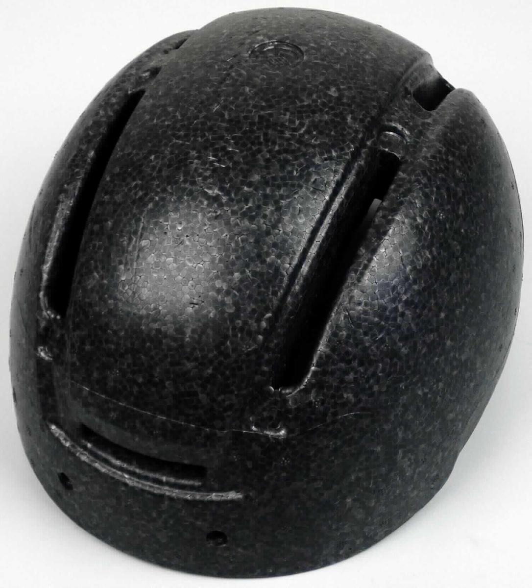 Gestell für Kopfbedeckungen, sog. Hartschale (Kalotte) aus EPS für Reit- und Skihelm, Foto siehe Anlage,
- in Form einer helmartigen Hartschale aus Kunststoffen (laut Antrag aus expandierendem Polystyrol-Hartschaum);
  formgepresst mit verschiedenen Aussparungen (Löcher und Schlitze),
- in den Abmessungen: ca. 24 cm (Länge) x 20 cm (Breite) x 13 cm (Höhe),
- soll als Gestell für Reit- und Skihelme verwendet werden.

"Gestell, für Kopfbedeckungen"