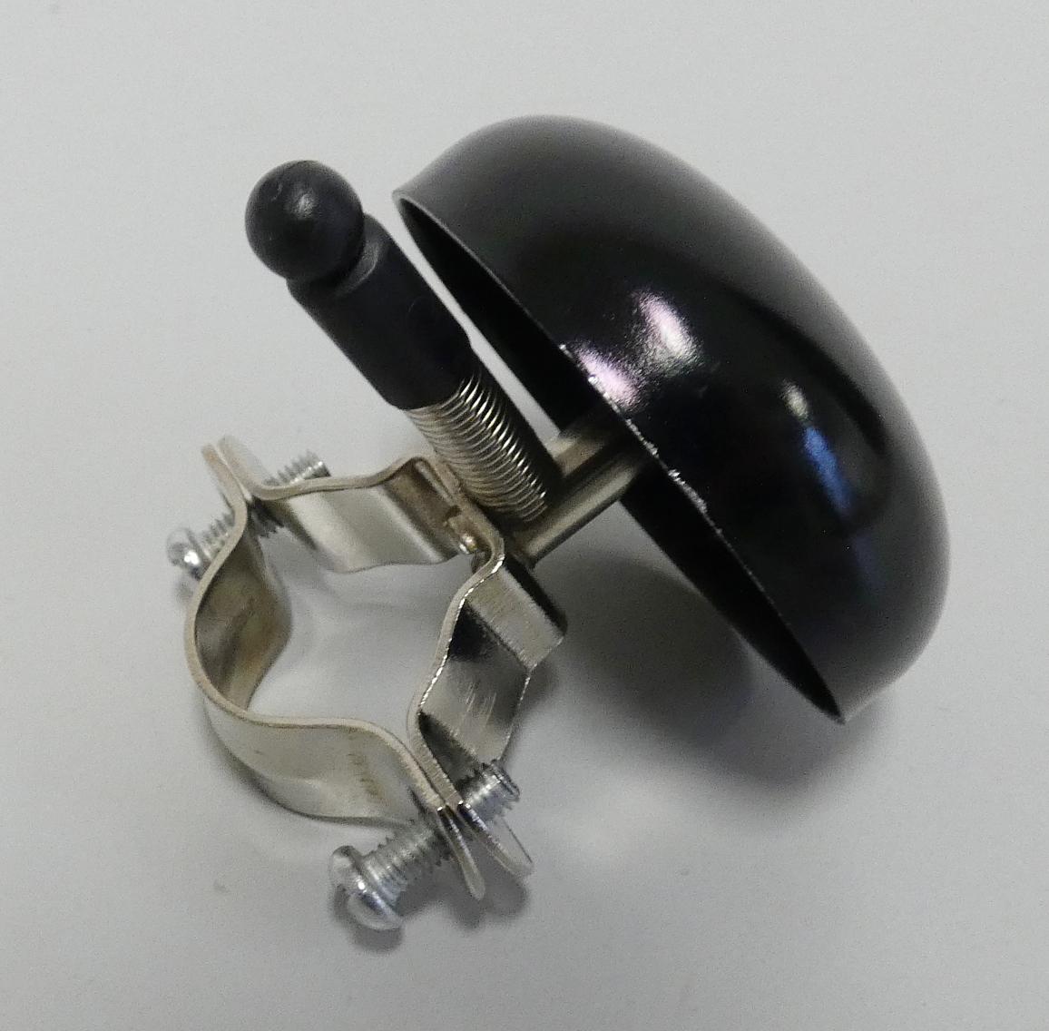 Fahrradglocke 

Es handelt sich um eine Fahrradklingel aus unedlem Metall, bestehend aus einem nahezu halbkreisförmigen Klingeldeckel aus Aluminium (Durchmesser: etwa 50 mm) und einer darunter angebrachten Befestigungsvorrichtung aus Aluminium, an der mittels einer schraubenlinienförmigen Feder aus Stahl ein Klöppel aus Kunststoff befestigt ist. Durch Betätigen des Klöppels wird der Klingeldeckel in Schwingung gebracht und erzeugt dadurch ein Klanggeräusch. Das Erzeugnis wird an Lenkern von Fahrrädern angebracht und dient als Fahrradklingel.

Material lt. Antragsteller
Abbildung siehe Anlage.

Das Erzeugnis ist auf einer Pappkarte aufgemacht.

Derartige Erzeugnisse gehören als "Klingel, nicht elektronisch, aus unedlen Metallen" zum TARIC-Code 8306 1000 00.