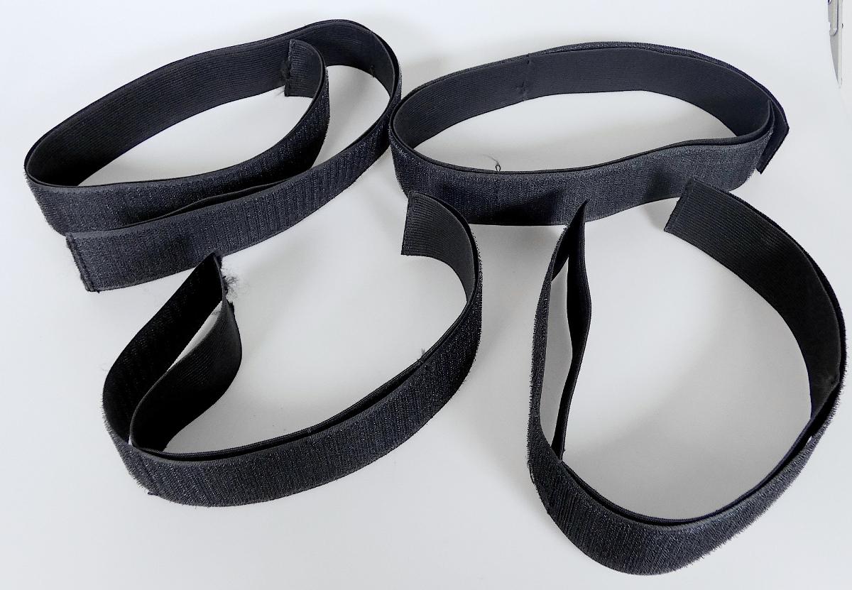 Haltebänder, Foto siehe Anlage,
- laut Antrag an eine Karte mit Euro-Lochung gebunden,
- mit einer Breite von ca. 4 cm und in vier unterschiedlichen Längen von laut Antrag 40 cm, 50 cm, 
  60 cm bzw. 80 cm,
- jeweils bestehend aus einem Hakenband aus Samtgeweben und einem Band aus elastischen 
  Gewirken aus Spinnstoffen, die aufeinanderliegend so zusammengenäht sind, dass drei Schlaufen
  gebildet werden,
- durch Zusammenfügen konfektioniert, 
- ohne Hinweise auf Handarbeit,
- dient laut Antrag als flexibel einsetzbares Halteband zur Anbringung im Kofferraum eines Fahr-
  zeuges,
- erfüllt nicht die Bedingungen zur Einreihung in das Kapitel 87,
- im Hinblick auf den Umfang und die Bedeutung in Bezug auf die Verwendung sind die Gewebe 
  und Gewirke jeweils als annähernd gleichbedeutend zu betrachten, somit verleiht keines der 
  beiden Flächenerzeugnisse der Ware ihren wesentlichen Charakter; sie ist damit der von den 
  gleichermaßen in Betracht kommenden Unterpositionen (KN; 6307 9010 und 6307 9098) in der 
  Nomenklatur zuletzt genannten zuzuweisen.

"Andere konfektionierte Waren (Haltebänder) aus Spinnstoffen, aus Geweben, nicht hand-
 gearbeitet"