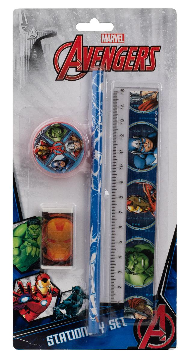 Bei dem sog. "4 teiliges Schreibset Avengers" handelt es sich um eine Warenzusammenstellung in Aufmachung für den Einzelverkauf, bestehend aus: 
- einem Lineal aus Kunststoff, 15 cm,
- einem Radiergummi aus Kunststoff oder Kautschuk,
- einem Bleistiftanspitzer und
- einem nicht angespitzten Bleistift mit festem Schutzmantel aus Holz.

Ein charakterbestimmender Bestandteil der Warenzusammenstellung kann nicht ermittelt werden, so dass die auf einer bedruckten Pappkarte aufgeblisterten Waren in die zuletzt genannte, der in Frage kommenden Positionen eingereiht wird.

Das Set wird als "Stift mit festem Schutzmantel, Bleistift" eingereiht.