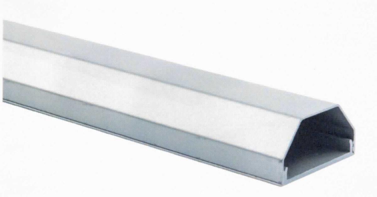 Profile aus Aluminium

Bei dem Erzeugnis handelt es sich um zwei metallische Profile mit über die gesamte Länge gleichbleibendem Querschnitt und mit gleichbleibender Wanddicke. Bei dem Material handelt es sich nach den Angaben um eine Aluminiumlegierung (Al 6063). Die Profile haben eine Länge von 110 cm. Zur Montage der Profile sind Schrauben und Dübel im Lieferumfang enthalten.
Beide Profile werden miteinander verklemmt und bilden einen Kabelkanal für das verdeckte Verlegen von Hifi- und Lautsprecherkabeln.

Die Ware ist nach ihrer stofflichen Beschaffenheit als Profil, aus Aluminium, aus Aluminiumlegierungen, andere Profile, andere in die Codenummer 7604 2990 90 0 des Zolltarifs einzureihen.