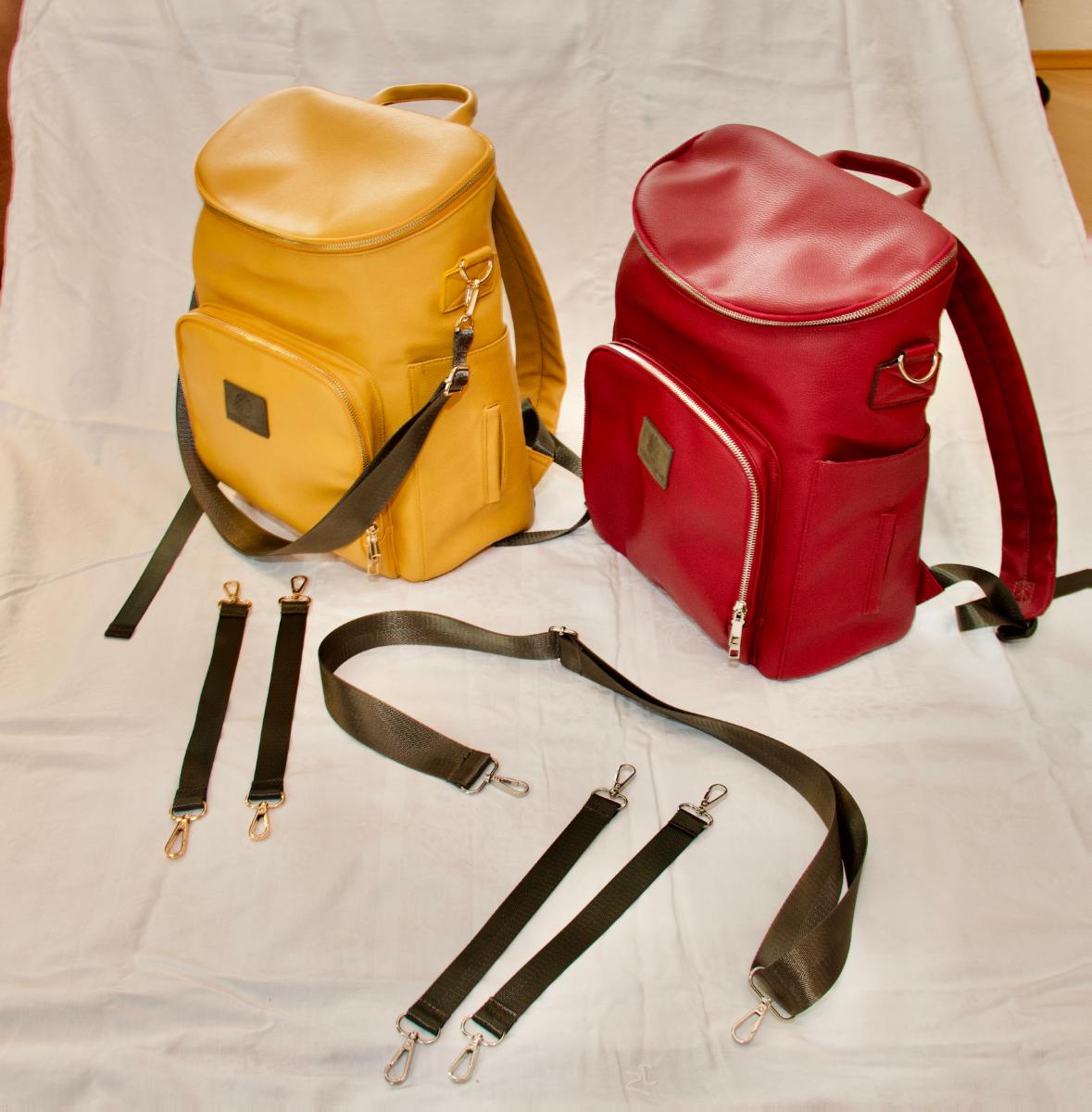 Rucksack, Foto siehe Anlage,
- mit einer Außenseite aus Kunststofffolie (außer an der Rückseite narbenartig geprägt),
- mit einer Handtrageschlaufe, zwei längenverstellbaren Rückentragegurten und
  einem abnehmbaren Schultertragegurt,
- mit einem Vorfach mit einem an drei Seiten umlaufenden Reißverschluss,
- - mit zwei netzartigen Einsteckfächern ausgestattet,
- an den Schmalseiten jeweils mit einem offenen Einsteckfach versehen,
- an der Rückseite mit einer angenähten Schlaufe zum Anbringen an einem Koffer und 
  einem Reißverschluss mit Durchgriff in das Hauptfach versehen,
- mit einem Hauptfach:
- - am oberen Rand mit einem an drei Seiten verlaufenden Reißverschluss; deckelartig zu öffnen,
- - mit drei offenen Einsteckfächern und einem Reißverschlussfach ausgestattet,
- mit den Abmessungen von ca. 30 cm (Breite) x 22 cm (Tiefe) x 40 cm (Höhe).

"Rucksack, mit Außenseite aus Kunststofffolie"