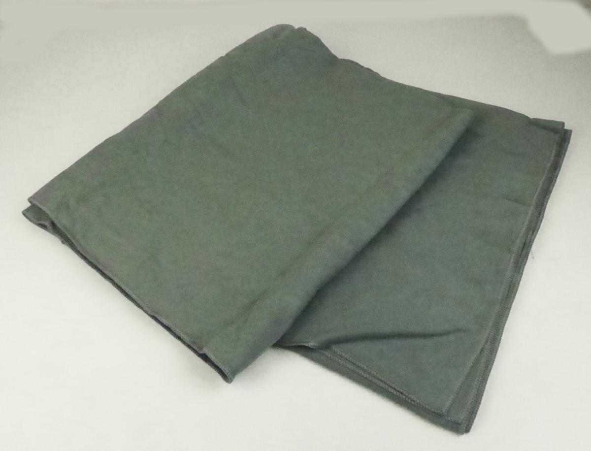 Decke, sog. Picknickdecke, Foto siehe Anlage,
- in einem Aufbewahrungsbeutel aus Spinnstoffen und einem Polybeutel verpackt,
- nahezu rechteckig, mit den Abmessungen (L x B): ca. 177 cm x 175 cm,
- einlagig, aus einfarbigen, beidseitig geschmirgelten Geweben aus laut Antrag 
  100 % Polyester (synthetische Chemiefasern),
- an den Rändern durch Überwendlichnähte gesäumt (somit konfektioniert),
- ohne elektrische Heizvorrichtung,
- ohne Hinweise auf Handarbeit.

„Decke, ohne elektrische Heizvorrichtung, aus synthetischen Chemiefasern, aus Geweben,
 nicht handgearbeitet"