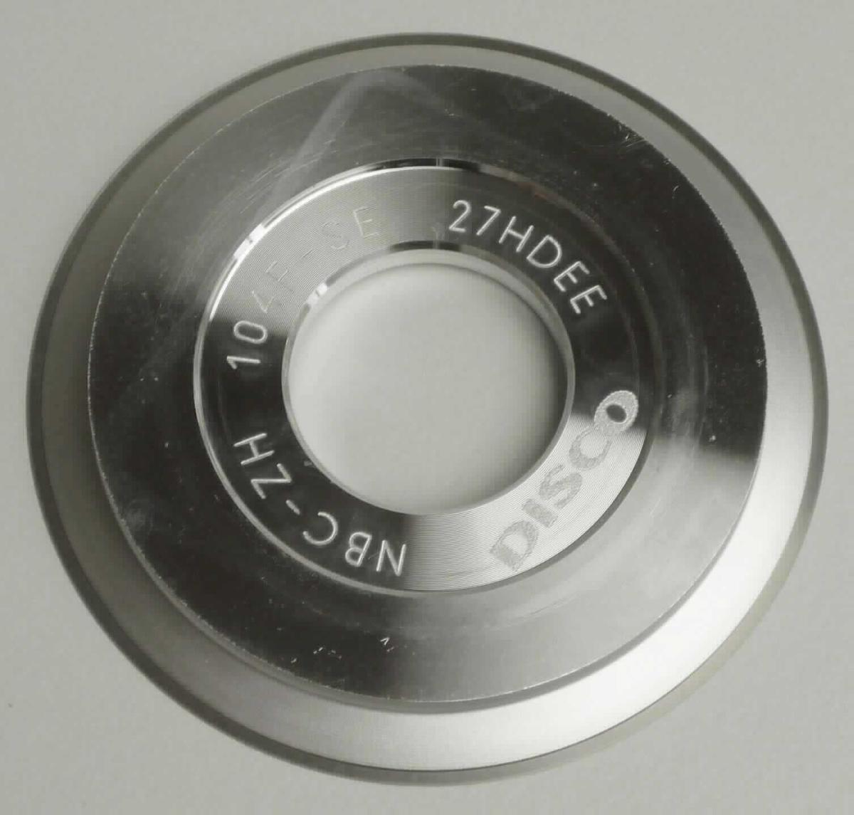 Angaben:
Diamantsägeblatt (Verbrauchsmaterial), das in Sägemaschinen für die Halbleiterherstellung der Position 8486 Verwendung findet. Dieser Sägeblatttyp (sog. hub type blade im Gegensatz zum hubless type blade) hat einen Körper aus Metall, deshalb ist kein Flansch für die Montage in der Maschine erforderlich.

Befund:
Scheiben,
- aus mit einer Metalllegierung, Keramiklegierung oder Kunststoffmischung agglomerierten synthetischen Diamanten,
- welche einen Selbstschärfe-Effekt durch konstante Freigabe der Diamanten aufweisen,
- zum Trennschleifen von Halbleiterscheiben (Wafers) geeignet,
- auch in der Mitte gelocht
- auch auf einem Träger
- mit einem Gewicht von nicht mehr als 377 g pro Stück und
- mit einem Außendurchmesser von nicht mehr als 206 mm.