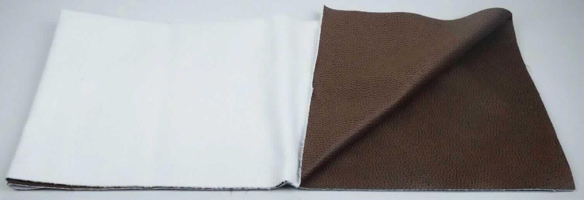 Textillaminat, sog. Möbelbezugsstoff, Art. Everest, Foto siehe Anlage,
- als Meterware; mit einer Breite von laut Antrag 142 cm,
- laut Untersuchungsergebnis:
-- aus zwei mit ihrer ganzen Fläche aufeinander liegenden und so miteinander durch Kleben verbundenen Lagen: 
--- mit einer Oberlage (Schauseite):
---- aus einem gerauten, geprägten und bedruckten Gewebe in Atlasbindung aus ungezwirnten, nicht 
      hochfesten Garnen, 
----- mit gefärbten Schussgarnen aus synthetischen Filamenten (laut Antrag Polyester),
----- mit melierten Kettgarnen aus dickeren, synthetischen Filamenten (laut Antrag Polyester) und synthetischen 
       Mikro-Spinnfasern (laut Antrag Polyester), 
---- mit einem Gesamtanteil an:
----- synthetischen Filamenten von ca. 60 GHT,
----- synthetischen Spinnfasern von ca. 40 GHT,
--- mit einer Unterlage:
---- aus einem einfarbigen, gerauten Kuliergewirke aus synthetischen Chemiefasern,
- insbesondere im Hinblick auf die Verwendung verleiht das die Schauseite bildende Gewebe der Ware ihren 
  wesentlichen Charakter.

"Gewebe aus Garnen aus synthetischen Filamenten, anderes als in den Unterpositionen 5407 10 bis 5407 84
 genannte, bedruckt"