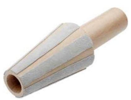 Ware aus Leder, Foto siehe Anlage,
ein Warenmuster wurde nicht vorgelegt, die Einreihung erfolgt anhand der Antragsangaben,
- aus einem kegelförmigen Körper mit einem Schaft aus Kunststoff (Polyvinylchlorid),
- mit auf den kegelförmigen Körper angebrachte, schmale, längliche Streifen aus Leder,
- soll als Hilfsmittel zur Reinigung von Werkzeugaufnahmen und damit zu technischen
  Zwecken dienen,
- das Leder bestimmt aufgrund seiner Bedeutung in Bezug auf die Verwendung
  den wesentlichen Charakter der Ware,
- keine Einreihung in das Kapitel 84, da Waren zu technischen Zwecken aus Leder von
  der Einreihung in den Abschnitt XVI ausgenommen sind.

"Andere Ware aus Leder, zu technischen Zwecken, kein Treibriemen und Förderband"