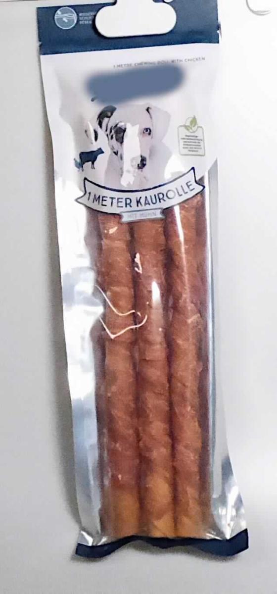 Ergänzungsfuttermittel für Hunde

Antragsangaben: Kaurolle mit Huhn, verpackt in bedruckten Polybeuteln in Aufmachung für den Einzelverkauf als Hundefutter. Zur Zusammensetzung liegen vertrauliche Daten vor.

Beschaffenheit des Warenmusters: Bunt bedruckter, wiederverschließbarer Folienbeutel, in Aufmachung für den Einzelverkauf als Hundefutter, darin drei orangebraune, getrocknete Häute, jeweils spiralförmig zu einer Stange gerollt und in der Mitte mit einem hellen, orangebraunen, marmorierten, getrockneten Fleischstreifen umwickelt. Länge einer Kaustange: ca. 33,5 cm; Durchmesser: ca. 2,2 cm.

Stärke in der Ware (gemäß Angabe): nicht enthalten.
Glucose, Glucosesirup, Maltodextrin oder Maltodextrinsirup oder Milcherzeugnisse (gemäß Angabe): nicht enthalten.

Zubereitung von der zur Fütterung verwendeten Art, Hunde- und Katzenfutter, in Aufmachung für den Einzelverkauf, keine Glucose, Glucosesirup, Maltodextrin, Maltodextrinsirup, Stärke oder Milcherzeugnisse enthaltend.