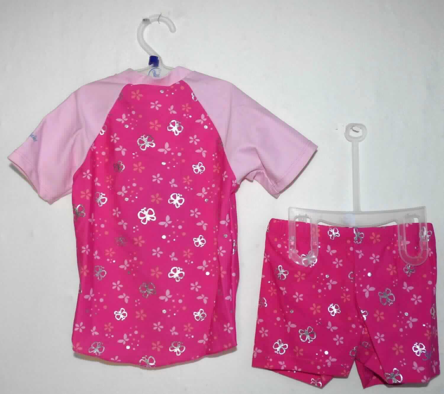 Pulloverähnliches Kleidungsstück und Badehose, sog. Bikini, Art. Nr. 2501857, Größe 86/92, Foto siehe Anlage,
- auf einem zweiteiligen Kleiderbügel aufgehängt,
- kein zweiteiliger Badeanzug, da das Oberteil aufgrund seines Schnitts nicht erkennen lässt, dass es ausschließlich
  oder hauptsächlich dazu bestimmt ist, als Badekleidung getragen zu werden,
- keine Kombination, u. a. da Badehosen der Position 6112 nicht als Bestandteile einer Kombination zugelassen 
  sind,
- aufgrund der Doppelgröße 86/92 keine Einreihung als Kleidung für Kleinkinder,
- pulloverähnliches Kleidungsstück:
-- aus ca. 0,6 mm dicken, einfarbigen bzw. bedruckten Gewirken aus laut Antrag 82 % Polyamid und 18 % Elasthan
   (beides synthetische Chemiefasern),
-- über die Taille reichend (Rückenlänge: ca. 35 cm),
-- mit einem hohen Kragen,
-- vorn mit einer nicht durchgehenden Öffnung mit einem bis in die Kragenspitzen reichenden Reißverschluss 
   (somit kein Unterziehpulli); am Kragenrand mit einer kurzen Überlappung von links über rechts (Knabenkleidung),
-- mit kurzen Ärmeln,
-- am unteren Rand durch Überwendlichnähte gesäumt.

"Pulloverähnliches Kleidungsstück, aus Gewirken, aus Chemiefasern, kein Unterziehpulli, für Knaben"