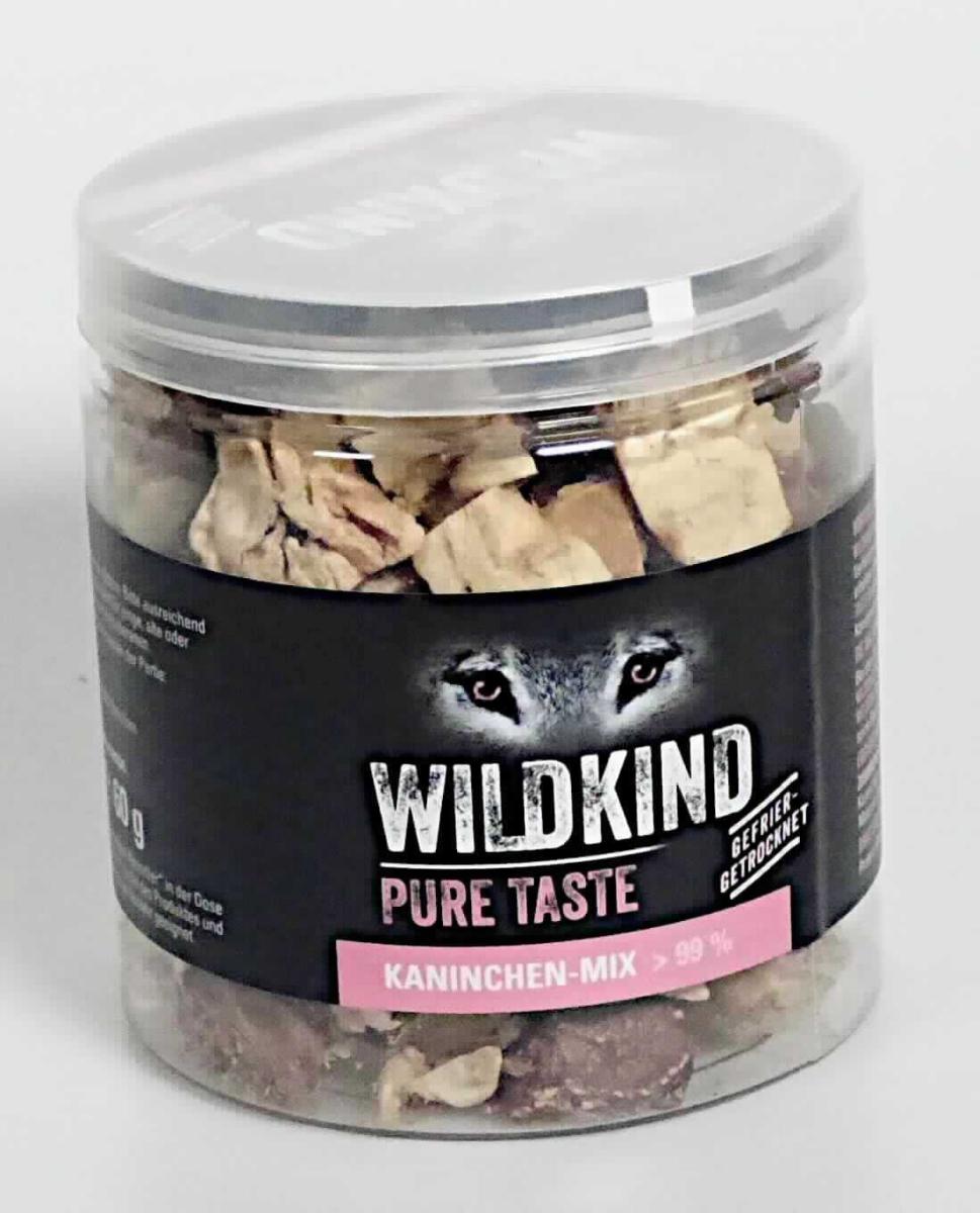Ergänzungsfuttermittel

Antragsangaben: Kaninchenmix, gefriergetrocknet, bestehend aus Kanincheninnereien (u. a. Herz, Leber, Magen) und Mannan-Oligosacchariden. Verpackt in einer Dose mit Aufkleber. Hunde- bzw. Katzenfutter in Aufmachung für den Einzelverkauf. Zur Zusammensetzung liegen vertrauliche Informationen vor.

Beschaffenheit des vorgelegten Warenmusters: Originalschraubdose, in Aufmachung für den Einzelverkauf als Hundefutter, darin getrocknete, sehr leichte, unterschiedlich braune Fleischstücke von unterschiedlicher Form und Größe. Angegebenes Nettogewicht: 60 g.
Glucose, Glucosirup, Maltodextrin, Maltodextrinsirup, Milcherzeugnisse oder Stärke in der Ware (laut Angabe): keine.

Zubereitung von der zur Fütterung verwendeten Art, Hunde- und Katzenfutter, in Aufmachungen für den Einzelverkauf, nicht enthaltend: Glucose, Glucosesirup, Maltodextrin, Maltodextrinsirup, Stärke oder Milcherzeugnisse.