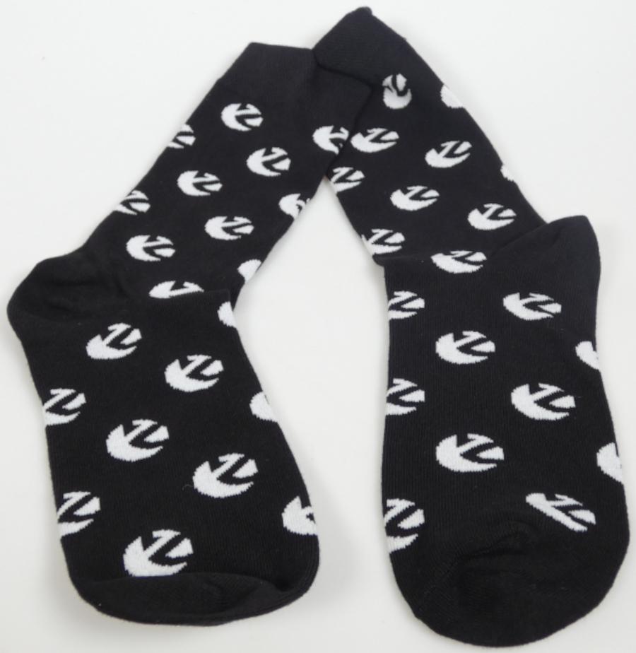 Socken, in Erwachsenengröße, Foto siehe Anlage,
- als Paar an einem bedruckten Pappaufhänger befestigt,
- aus ca. 1﻿,﻿2 mm dicken, buntgewirkten Gewirken aus laut Antrag 75 % Baumwolle sowie
  22 % Nylon und 3 % Elasthan (beides synthetische Chemiefasern),
- schlauchförmig abgepasst gewirkt und an den Fußspitzen durch Zusammennähen konfektioniert;
  mit ausgearbeiteter Ferse,
- am oberen Rand umgeschlagen und mit einem ca. 3﻿,﻿5 cm breiten Abschluss versehen,
- die Knöchel bedeckend, nicht über die Waden reichend.

"Socken aus Gewirken, aus Baumwolle"