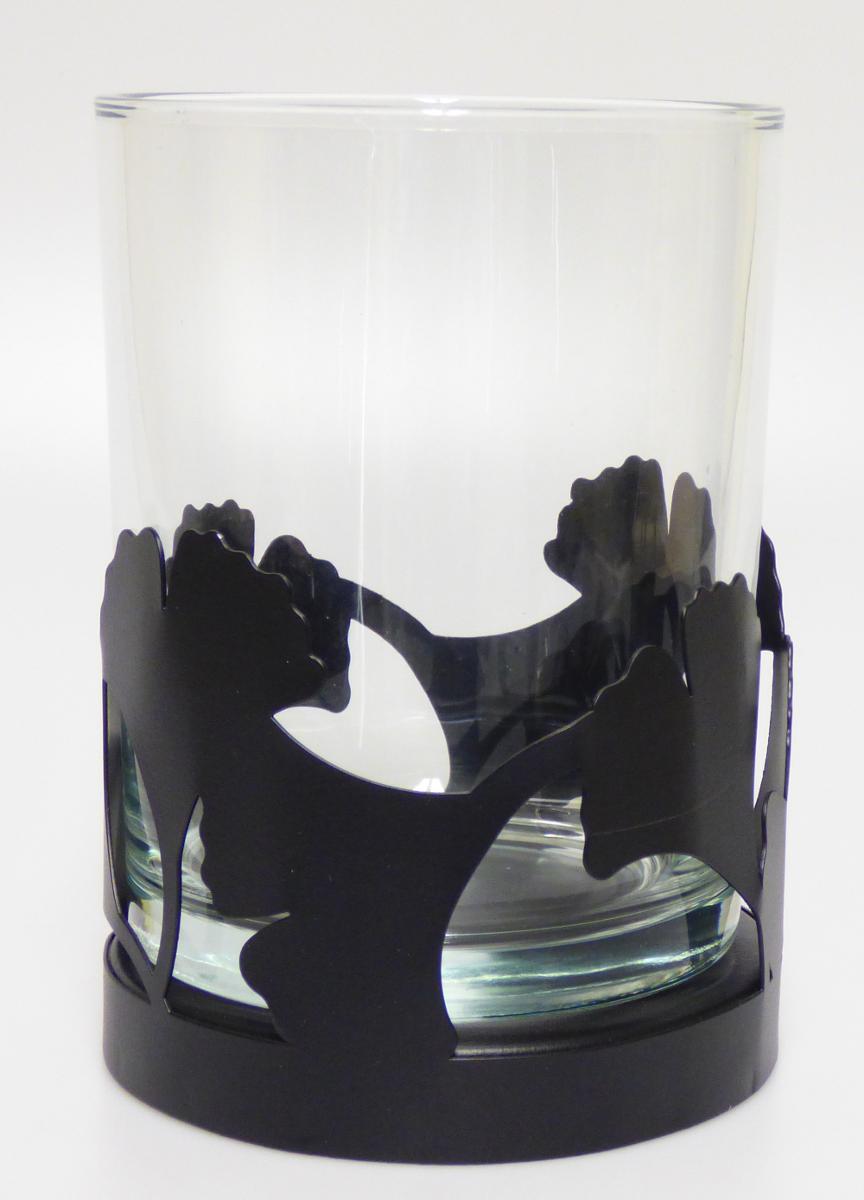 Windlicht, sog. Laterne Ginko, Art. 7740524, Foto siehe Anlage,
aus verschiedenen Bestandteilen zusammengesetzte Ware, bestehend aus:
- einem zylinderförmigen Gefäß aus Glas:
- - aus klarsichtigem, gewöhnlichem, mechanisch gefertigtem Glas (laut Antrag),
- - oben offen,
- - mit den Abmessungen: ca. 10 cm (Durchmesser) x 12,5 cm (Höhe),
- einer Halterung aus unedlem Metall (laut Antrag pulverbeschichtetes Eisen),
- - mit einem durchgehenden Sockel; entlang des Rands in Form von Ginkoblättern gearbeitet,
- kein Beleuchtungskörper der Position 9405, da das Erzeugnis weder den althergebrachten
  Beleuchtungskörpern entspricht noch eine spezielle Haltevorrichtung für ein Teelicht oder
  eine Kerze aufweist,
- das Gefäß aus Glas bestimmt im Hinblick auf den Umfang und seiner Bedeutung in Bezug
  auf die Verwendung als Windlicht den wesentlichen Charakter der zusammengesetzten Ware.

"Glasware zur Innenausstattung, aus gewöhnlichem Glas, nicht handgefertigt"