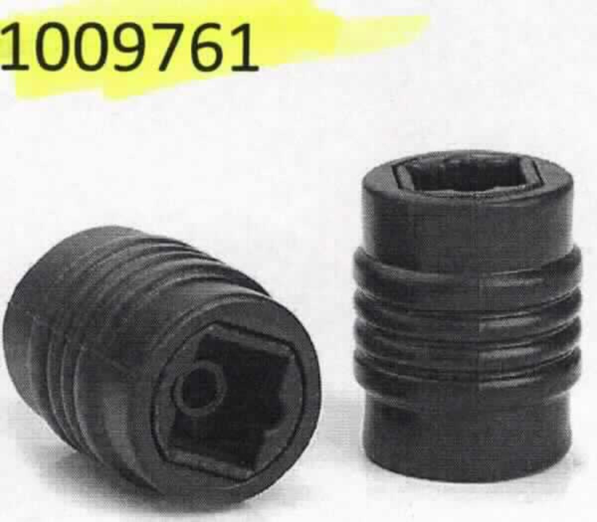 Adapter - 2er Set als Verbinder für optische Kabel im Wesentlichen bestehend aus einem spezifisch geformten, annähernd zylinderförmigen Gehäuse mit jeweils zwei Kontaktöffnungen auf den gegenüberliegenden Seiten und einer innenliegenden Führungsvorrichtung.  
Die Adapter dienen dem Verbinden und dem mechanischen Ausrichten von optischen Fasern, Bündeln aus optischen Fasern oder optischen Kabeln (nicht Gegenstand der vZTA-Entscheidung).

Die Ware ist als "Verbinder für optische Fasern, Bündel aus optischen Fasern oder optische Kabel, nicht zur Verwendung bei der Herstellung von Erzeugnissen der Positionen 8521 und 8528 oder für bestimmte Luftfahrzeuge" einzureihen.

Anlage: 1 Abbildung