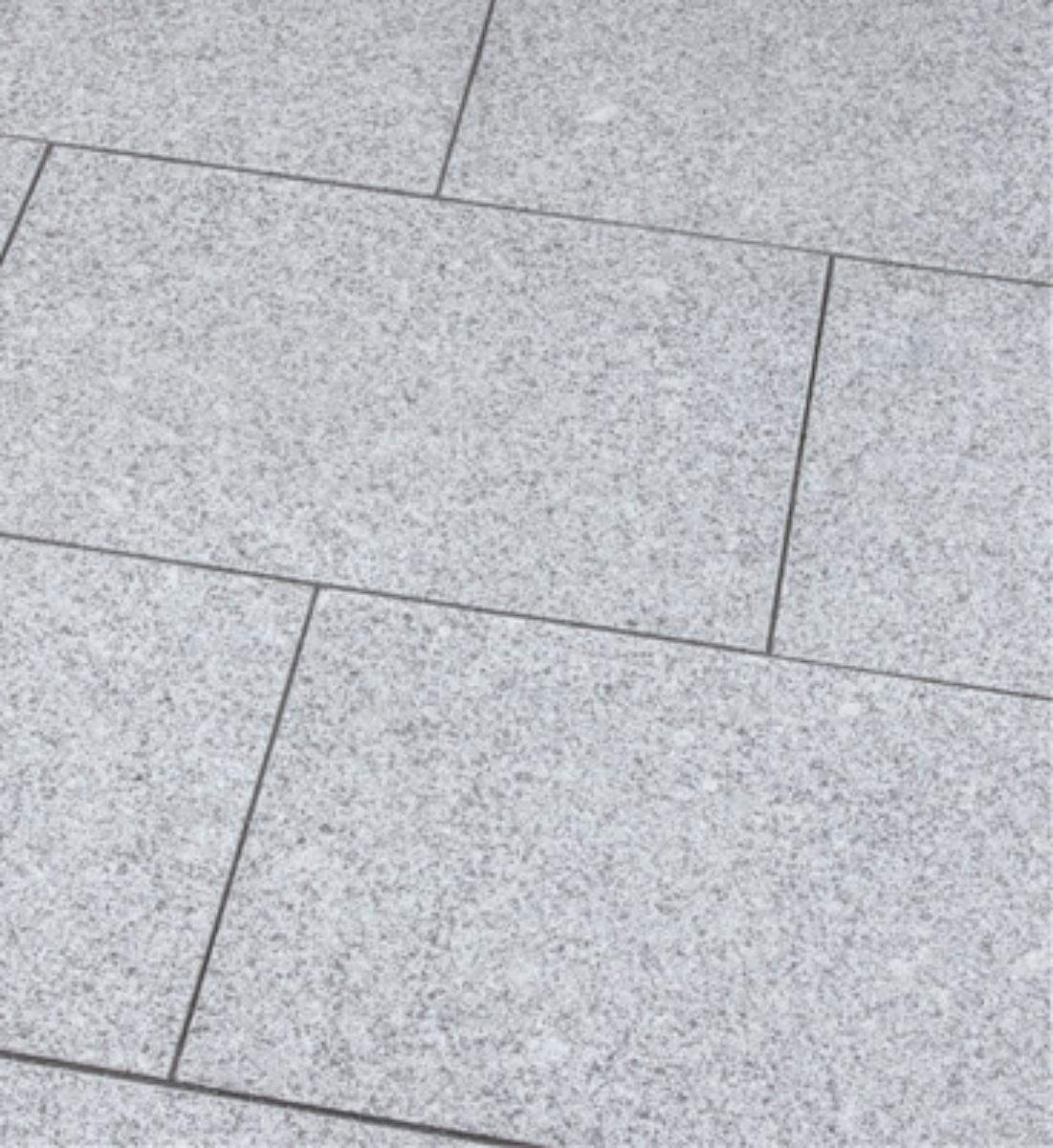 Angaben:
Terrassenplatten BRAVO EXACTA geflammt; Bearbeitung: Oberfläche geflammt, Kanten gefast, Seiten gesägt; Material: Granit; Farbe: edelgrau.

Befund:
Bearbeitete Werksteine und Waren daraus, Granit.