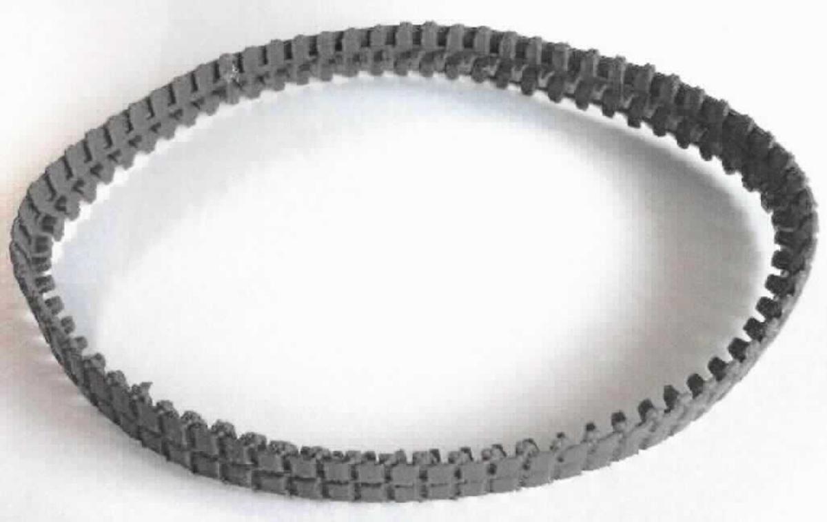 Teil für ein im Gussverfahren hergestelltes Miniaturmodell eines Panzers in Form einer Gleiskette,
- geschlossener Ring, in den Abmessungen von ca. 9 cm Durchmesser,
- aus grauem Gummi, mit Noppen versehen,
- auf Grund der Form, Beschaffenheit und Größe erkennbar ausschließlich oder hauptsächlich
  für das Miniaturmodell eines Kampfpanzers, im Maßstab 1:50, im Gussverfahren aus unedlen
  Metallen hergestellt, bestimmt,
- dient der spielerischen Unterhaltung von Kindern und Erwachsenen.

Die Ware ist als "Teil erkennbar hauptsächlich oder ausschließlich für ein im Gussverfahren her-
gestelltes Miniaturmodell aus Metall bestimmt" einzureihen.