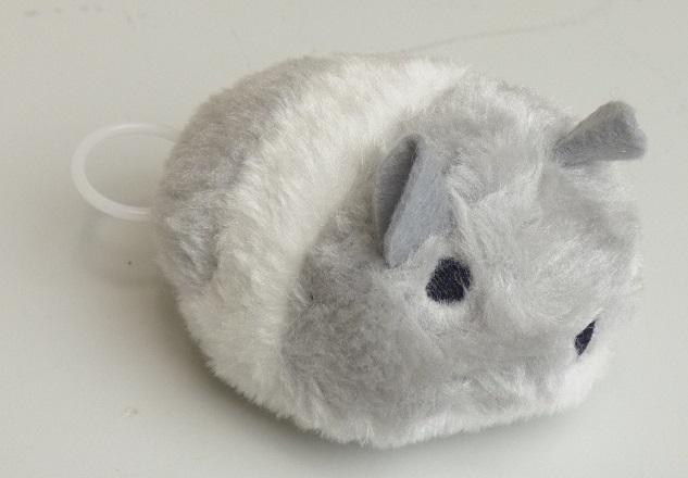 Plüsch-Maus mit eingebautem Aufziehmotor (Abbildung siehe Anlage)
- in Form einer stilisierten Plüsch-Maus mit eingebautem Aufziehmotor mit Aufziehkordel, gefüllt mit
  Wattierungsstoff,
- nach dem Aufziehen bewegt sich die Plüsch-Maus durch Vibration fort,
- zur spielerischen Unterhaltung von Katzen bestimmt.

"Apparat mit eigener Funktion, in Kapitel 84 anderweit weder genannt noch inbegriffen, keine Ware der
  Codenummern 8479 1000 00 0 bis 8479 8997 85 0 - Plüsch-Maus mit eingebautem Aufziehmotor"