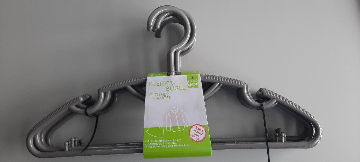 Nach den Angaben der Antragstellerin und einer Abbildung handelt es sich bei der als „Kleiderbügel aus Kunststoff“ bezeichneten Ware um einen Kleiderbügel aus einem formgepressten Kunststoff im Sinne der Anmerkung 1 zu Kapitel 39. 
Die ca. 42 cm breite Ware verfügt über einen drehbaren Aufhängehaken, einen Hosensteg und einen Rockschlitz und wird sowohl im Haushalt als auch im gewerblichen Bereich zum Aufhängen von Kleidung verwendet. Je sechs Bügel sind mit einer Pappbanderole für den Verkauf aufgemacht.

Zolltarifrechtlich handelt es sich um einen "Hauswirtschaftsartikel aus Kunststoffen, anderer als von den TARIC-Codes 3924 1000 11 bis  3924 9000 10 erfasst".