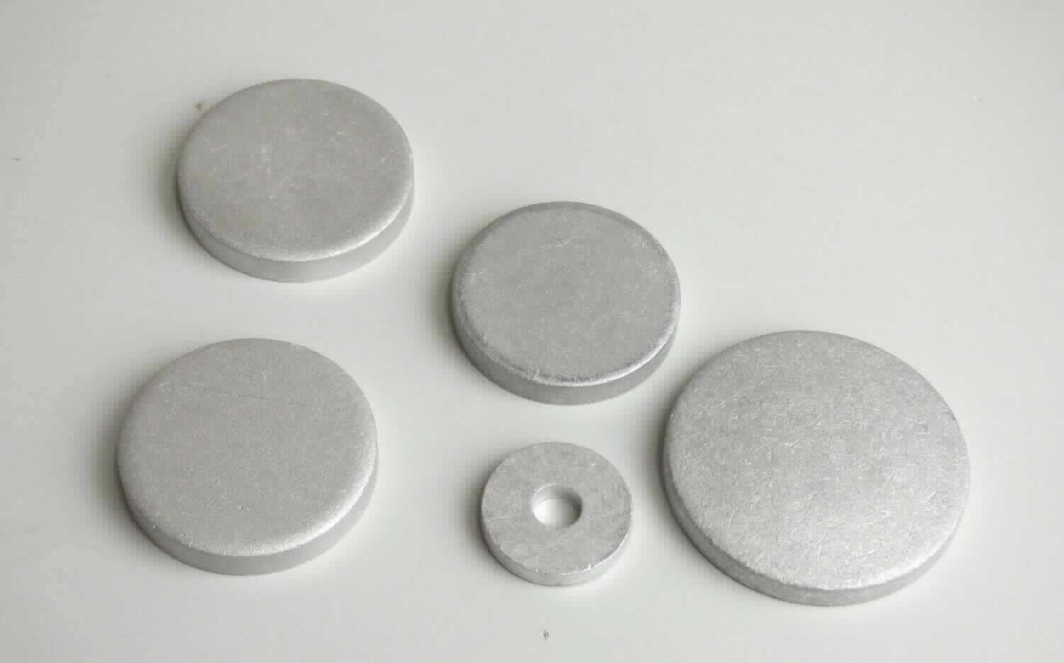 Butze aus Aluminium

Bei der Ware handelt es sich massive, kreisförmige Flacherzeugnisse (Scheiben) mit rechteckigem Querschnitt (Butze). Den Angaben nach besteht die Butze aus einer Aluminiumlegierung gemäß EN AW-6082. Die Ware wird in Durchmessern von 30 bis 50 mm und Dicken von 3 bis 10 mm gehandelt. Die Butze kann eine Lochung in der Mitte aufweisen.
Den Angaben zufolge wird sie zur Herstellung von Verpackungen oder Fließpressteilen verwendet.

Die Ware wird gemäß ihrer stofflichen Beschaffenheit als Bleche, mit einer Dicke von mehr als 0,2 mm, andere, aus Aluminiumlegierung, andere, in den TARIC-Code 7606 9200 90 der Kombinierten Nomenklatur eingereiht.