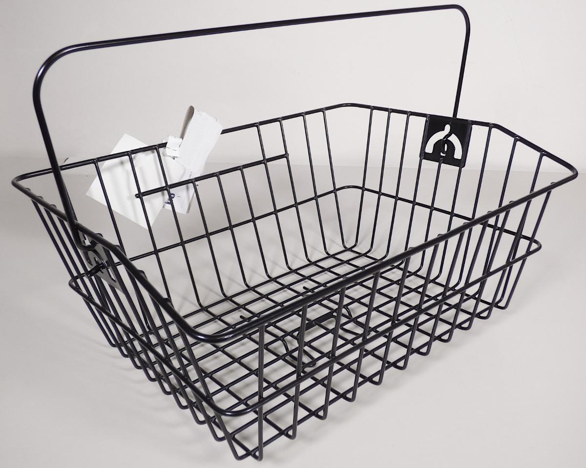 Gepäckträgerkorb, sog. Fahrradkorb, Artikel-Nr.: 46311, Foto siehe Anlage,
- rechteckiger Korb mit Bügel,
- in den Abmessungen: ca. 40 cm (Länge) x 31 (Tiefe) cm x 18 cm (Höhe),
- aus mit Kunststoff ummantelten Drähten aus unedlem Metall gefertigt,
- zum Einhaken des Korbes auf dem Gepäckträger an der Unterseite mit
  zwei Klemmhaken versehen,
- aufgrund der Konzeption und der objektiven Merkmale (u. a. der
  Befestigungsvorrichtung) erkennbar hauptsächlich für Fahrräder des Kapitels
  87 bestimmt

"Zubehör (Gepäckträgerkorb) für Fahrräder der Positionen 8711 und 8712"