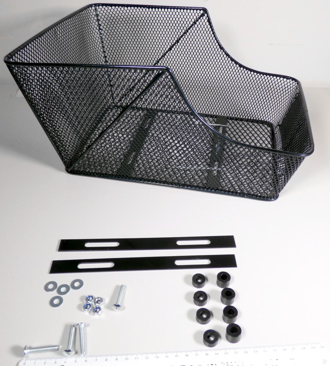 Fahrradkorb, Art.-Nr.: 46322, Foto siehe Anlage,
- in den Abmessungen (L x B x H) von: ca. 420 mm x 300 mm x 200 mm, 
- aus einem engmaschigen, wabenförmigen Metallgeflecht gefertigt,
- - vorne abgeschrägt für tief sitzende Sättel; ohne Griff (somit für andere Verwendungszwecke 
    nicht geeignet), 
- mit Befestigungsmaterial (nicht charakterbestimmend) zur Montage am Gepäckträger eines 
  Fahrrades,
- aufgrund der objektiven Merkmale (u. a. Form) erkennbar hauptsächlich für Fahrräder bestimmt.

"Zubehör (Fahrradkorb) für Fahrräder der Positionen 8711 und 8712"