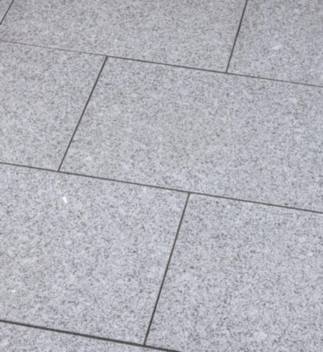 Angaben:
Terrassenplatten BRAVO EXACTA satiniert; Bearbeitung: Oberfläche geflammt und gebürstet, Kanten gefast, Seiten gesägt; Material: Granit; Farbe: edelgrau.

Befund:
Bearbeitete Werksteine und Waren daraus, Granit, poliert, verziert oder anders bearbeitet, jedoch ohne Bildhauerarbeit, mit einem Eigengewicht von 10 kg oder mehr.