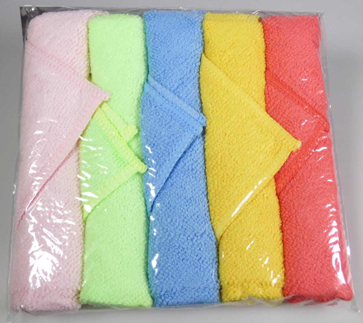 Reinigungstücher, sog. Microfasertuch-Set 5teilig, Artikel-Nr. 60026, Foto siehe Anlage,
- fünf Stück in verschiedenen Farben in einem Polybeutel mit bedrucktem Pappaufhänger verpackt,
- von quadratischer Form, laut Antrag in den Abmessungen von ca. 30 cm x 30 cm,
- aus einfarbigen Schlingengewirken aus laut Antrag 80 % Polyester und 20 % Polyamid (beides 
  synthetische Chemiefasern),
- an allen Rändern durch Überwendlichnähte gesäumt (somit konfektioniert).

"Andere konfektionierte Waren (Reinigungstücher) aus Spinnstoffen, aus Gewirken"